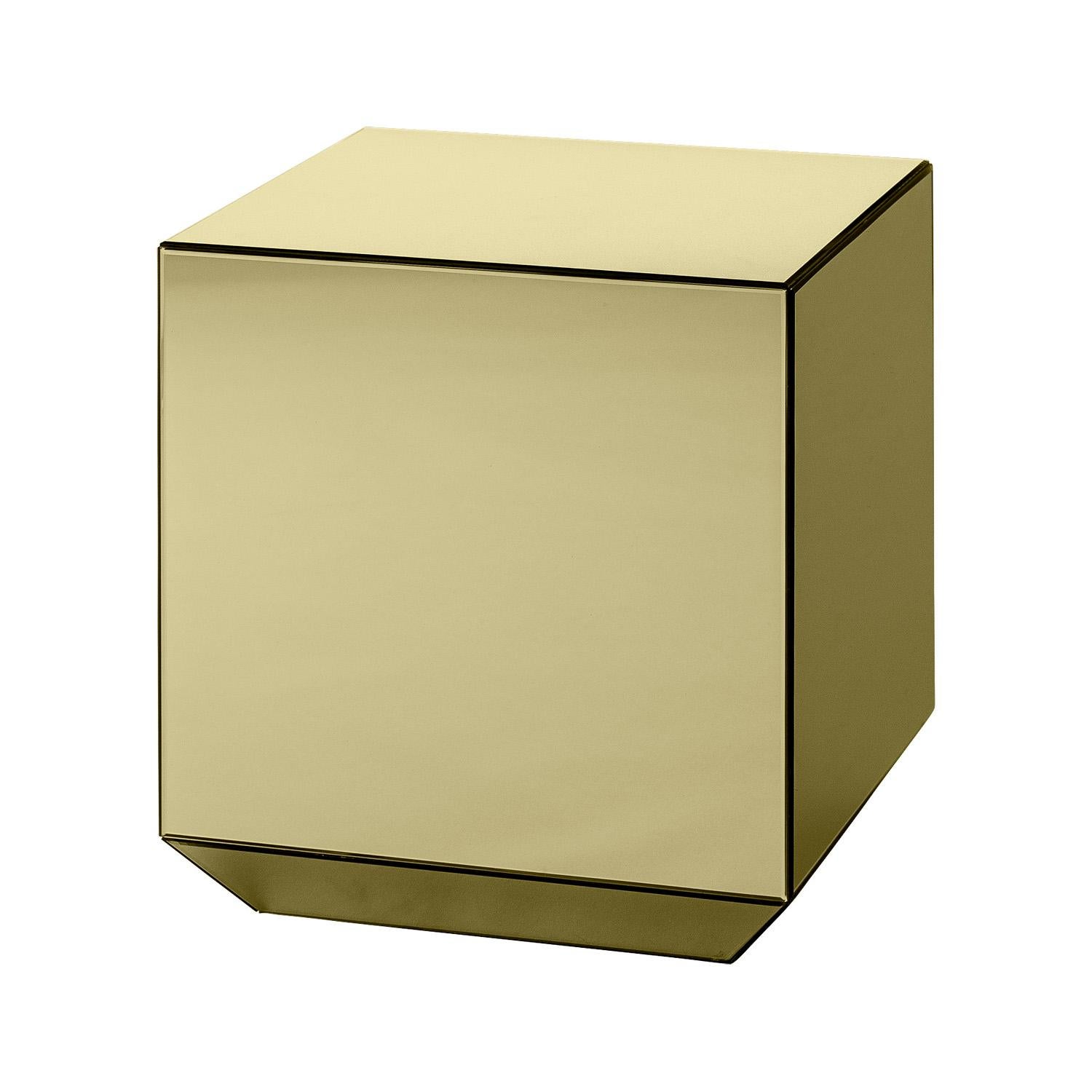 Mesa con espejo de cristal dorado
Dimensiones: L 38 x An 38 x Al 40 cm
Materiales: Vidrio y MDF

Una simple forma de caja se hace mucho más interesante con espejos cubriendo su superficie.
Añada colores a la mezcla y el resultado será aún más