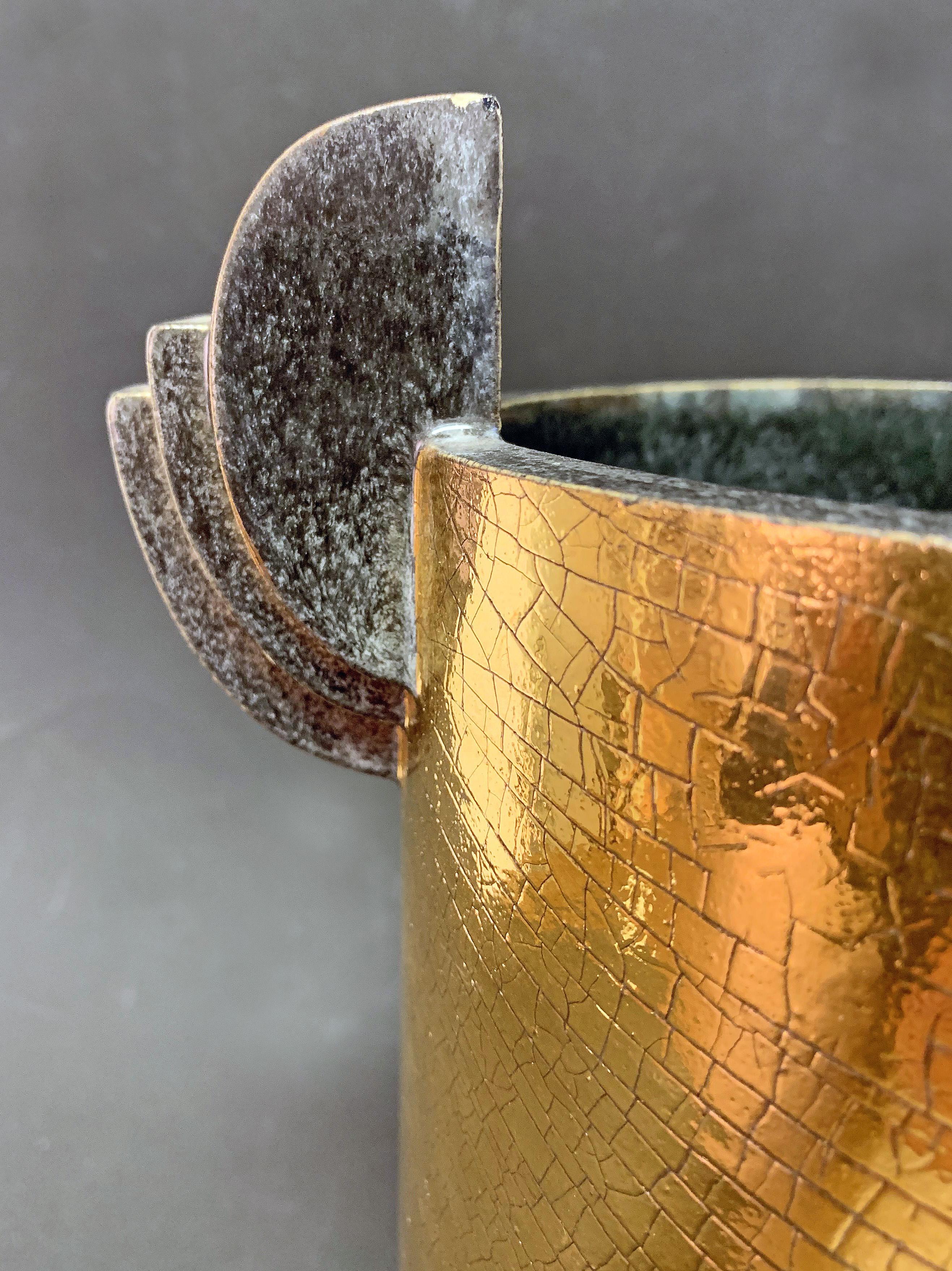 Français Vase ailé à glaçure dorée, chef-d'œuvre de l'Art déco par Marcel Guillard en vente