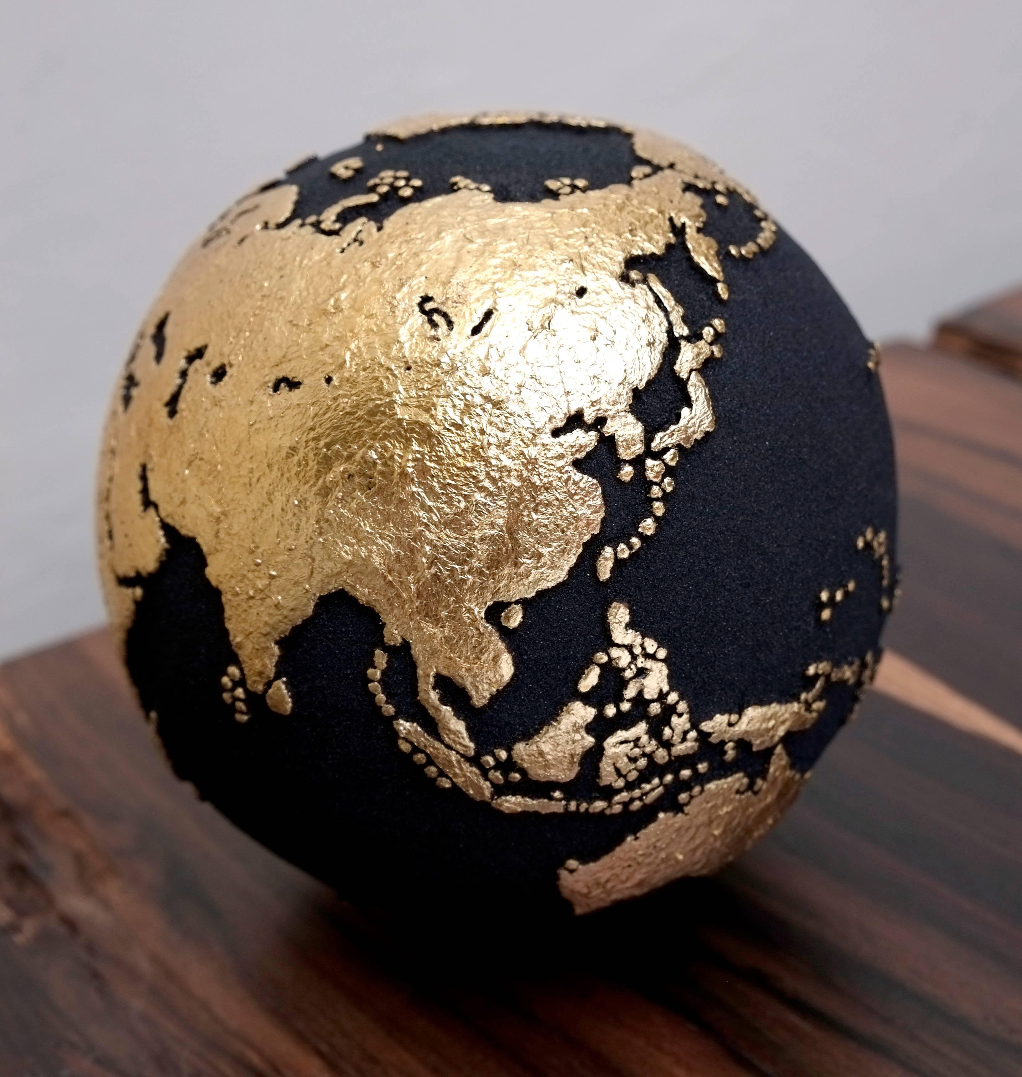 Balinese Gold Globe Made of Teak Root with Volcanic Sand and Gold Finishing, 20 cm