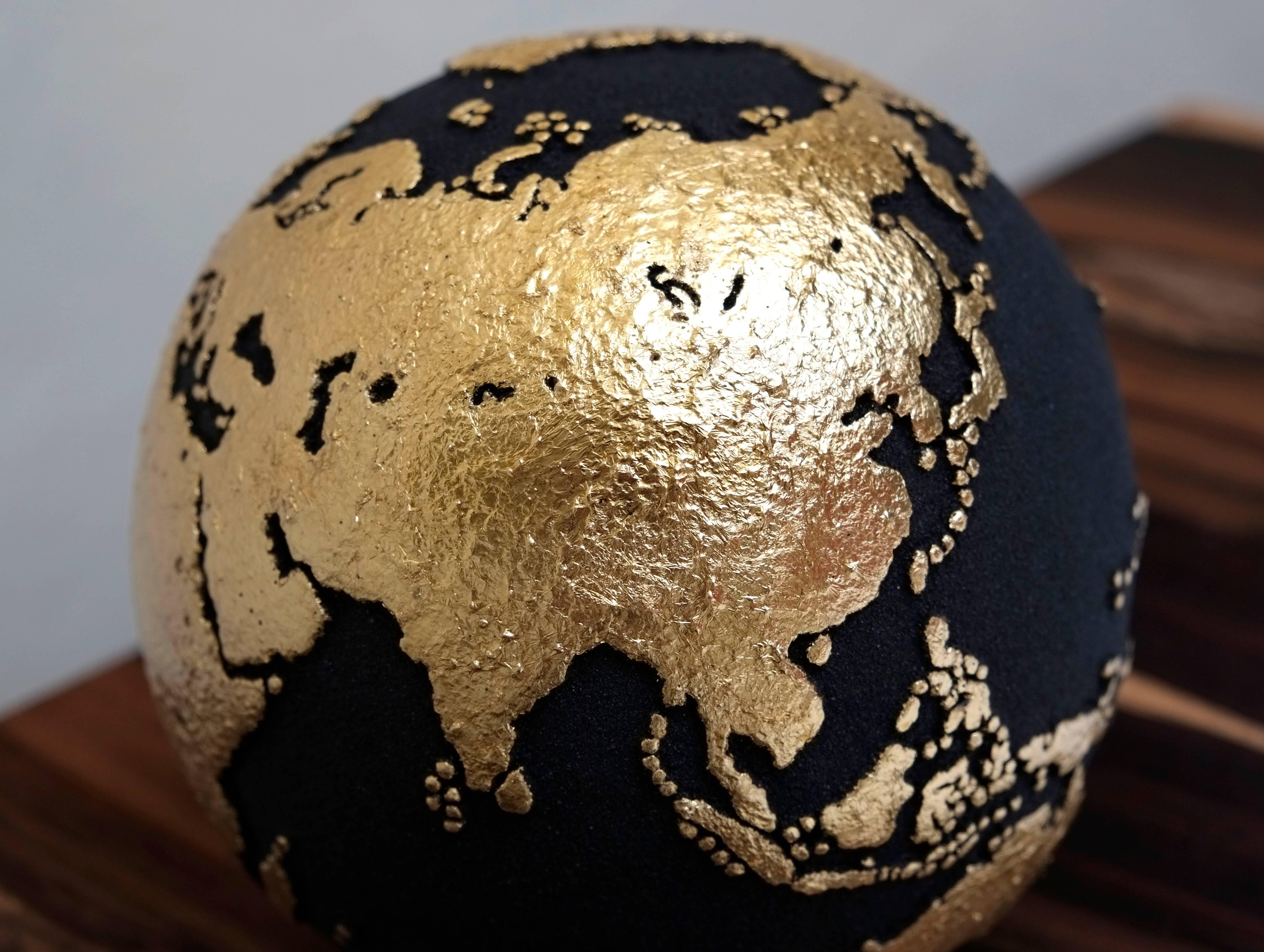 Gold Globe Made of Teak Root with Volcanic Sand and Gold Finishing, 20 cm In Excellent Condition In Saint-Ouen, FR