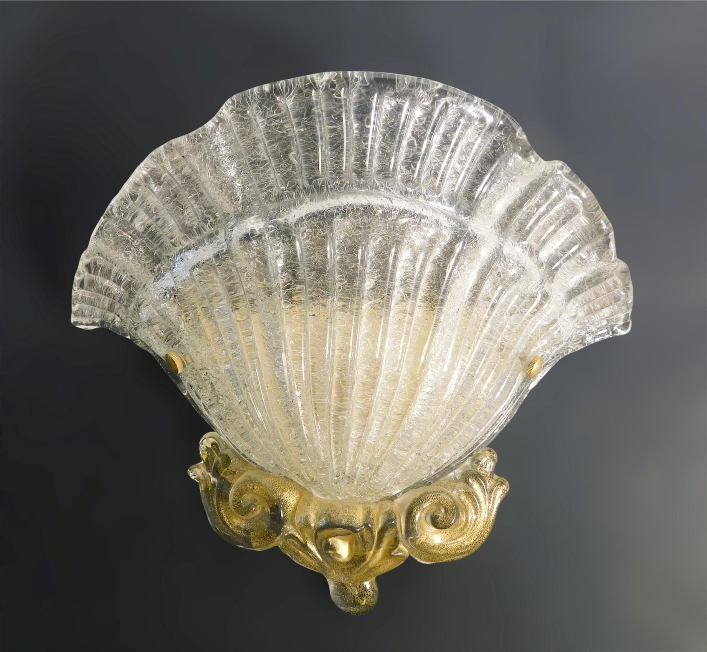 Applique d'epoca italiana con paralume in vetro di Murano trasparente a forma di ventaglio, soffiato a mano con la tecnica della graniglia per ottenere un effetto granulare, infuso con macchie d'oro / Made in Italy nello stile di Barovier e Toso,
