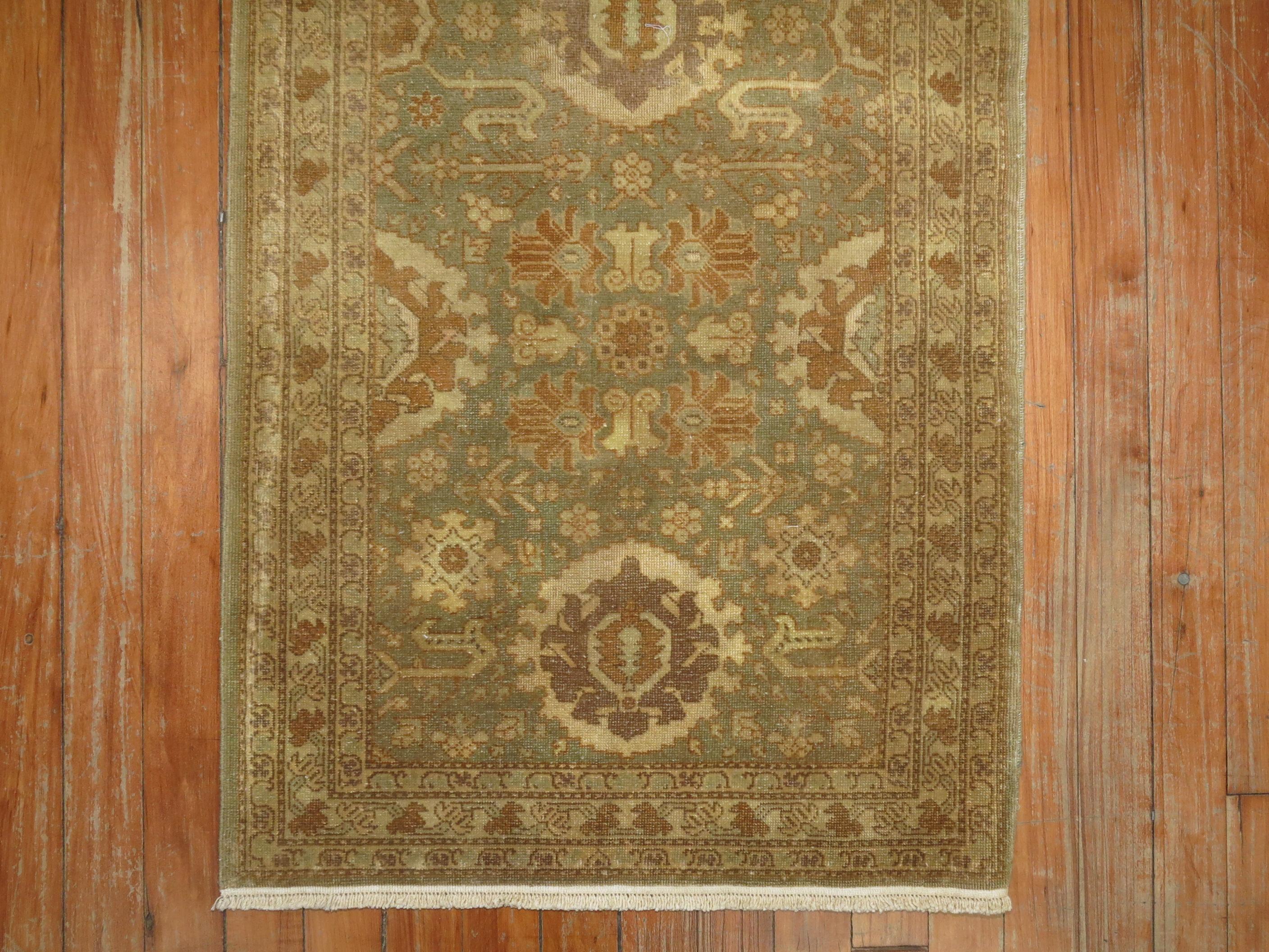 Rare petit tapis persan Tabriz dans les tons vert, brun et or, datant du milieu du 20e siècle.

Mesures : 2' x 4'3''.