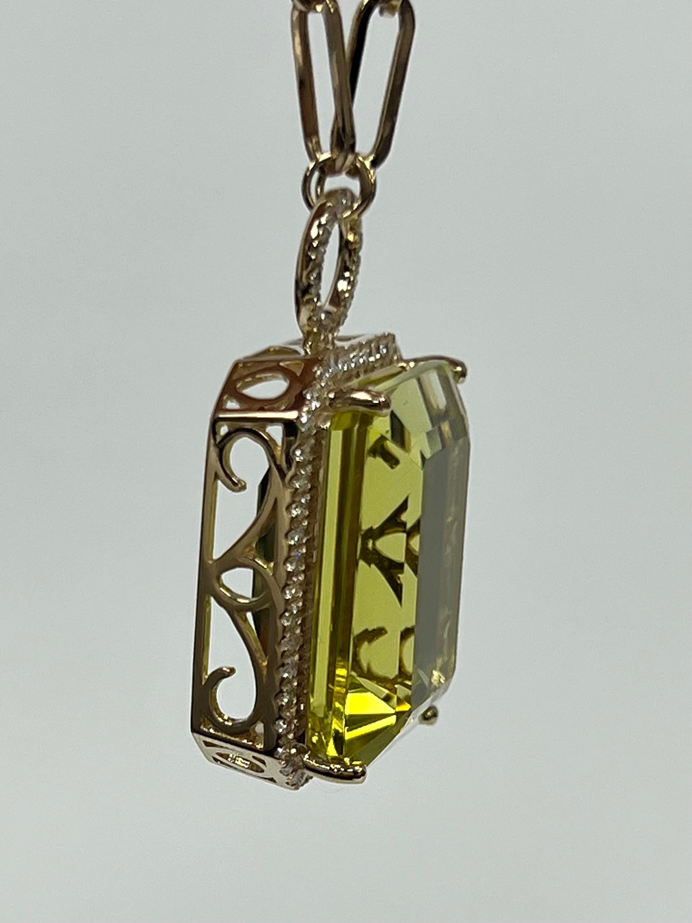 Halskette aus Gelbgold mit grünem Quarz (Smaragdschliff) im Angebot