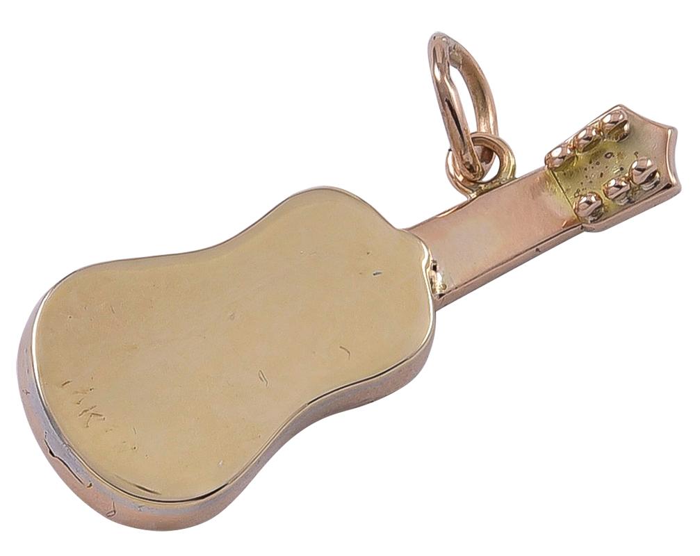 Gold Guitar Charm In Excellent Condition In New York, NY