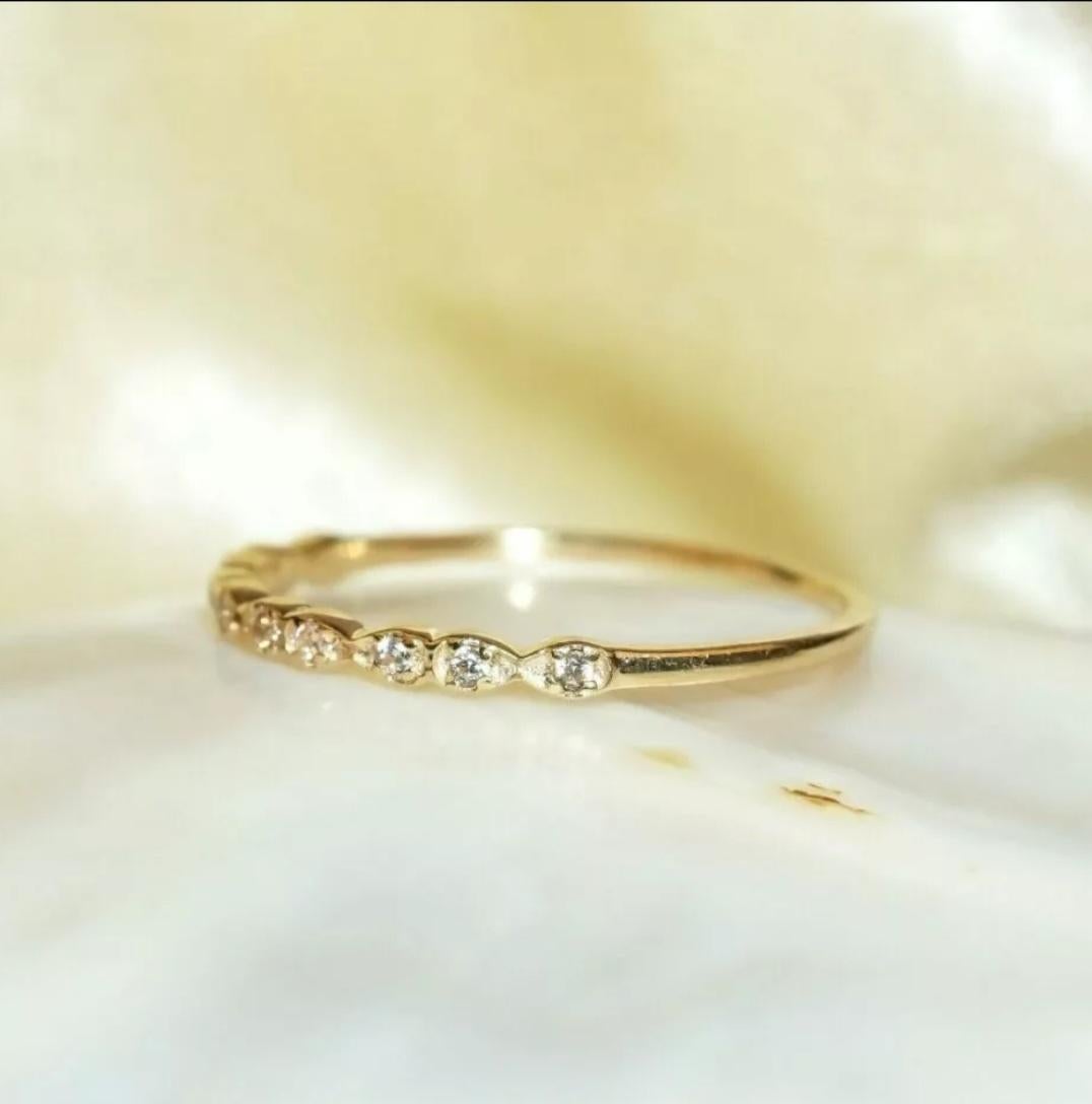 Art déco Bague d'éternité en or 14 carats avec diamants et anneau rond jaune 14 carats en vente
