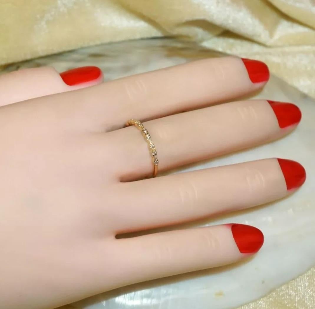 Bague d'éternité en or 14 carats avec diamants et anneau rond jaune 14 carats Neuf - En vente à Chicago, IL