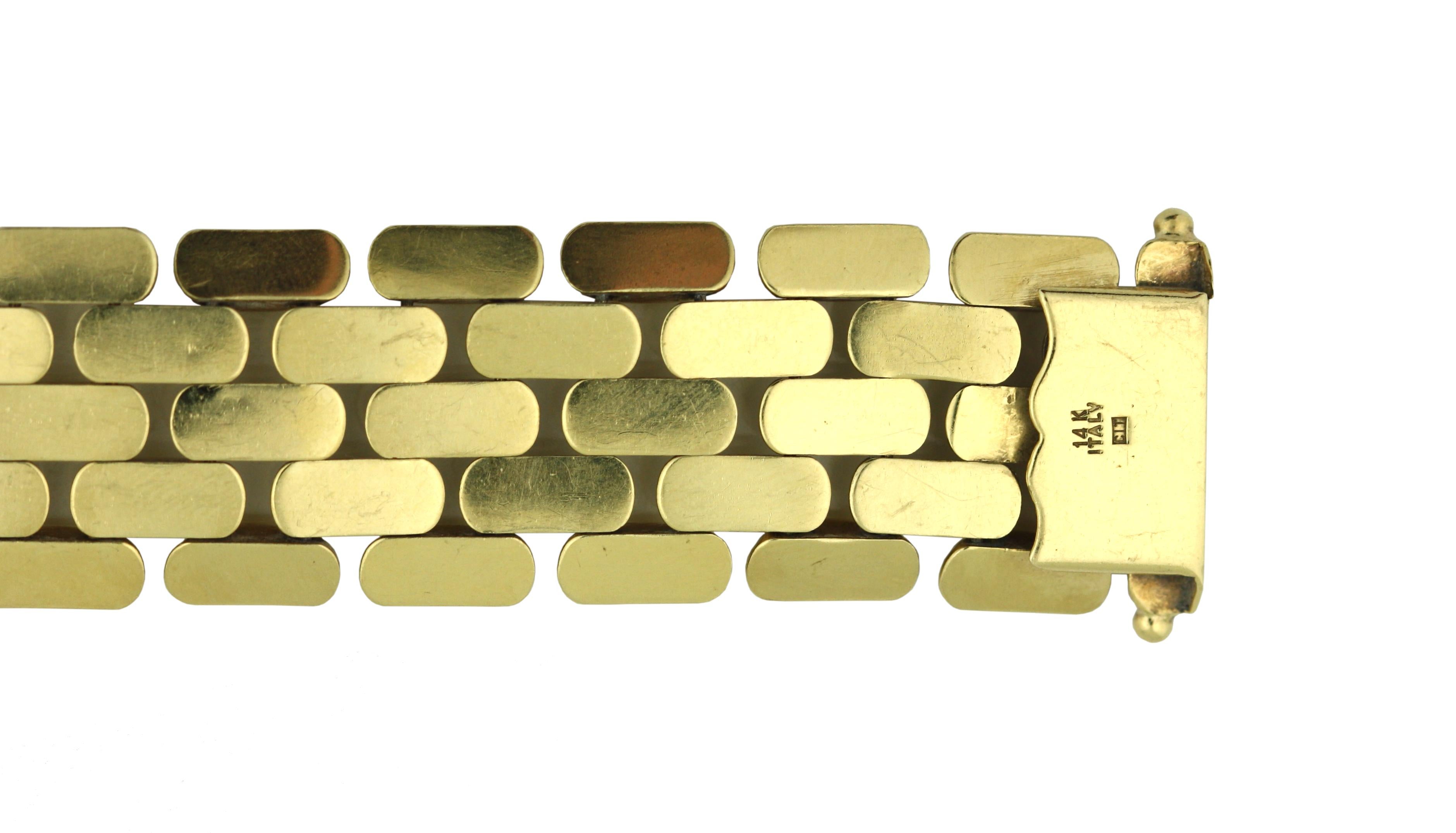 
Bracelet demi-lune à maillons en or
En or poli, les maillons sont en forme de boucle.
Signé Italie
Estampillé 14K
Or jaune 14 karat
poids brut, 38,5 grammes.
Longueur 7 1/8 pouces
