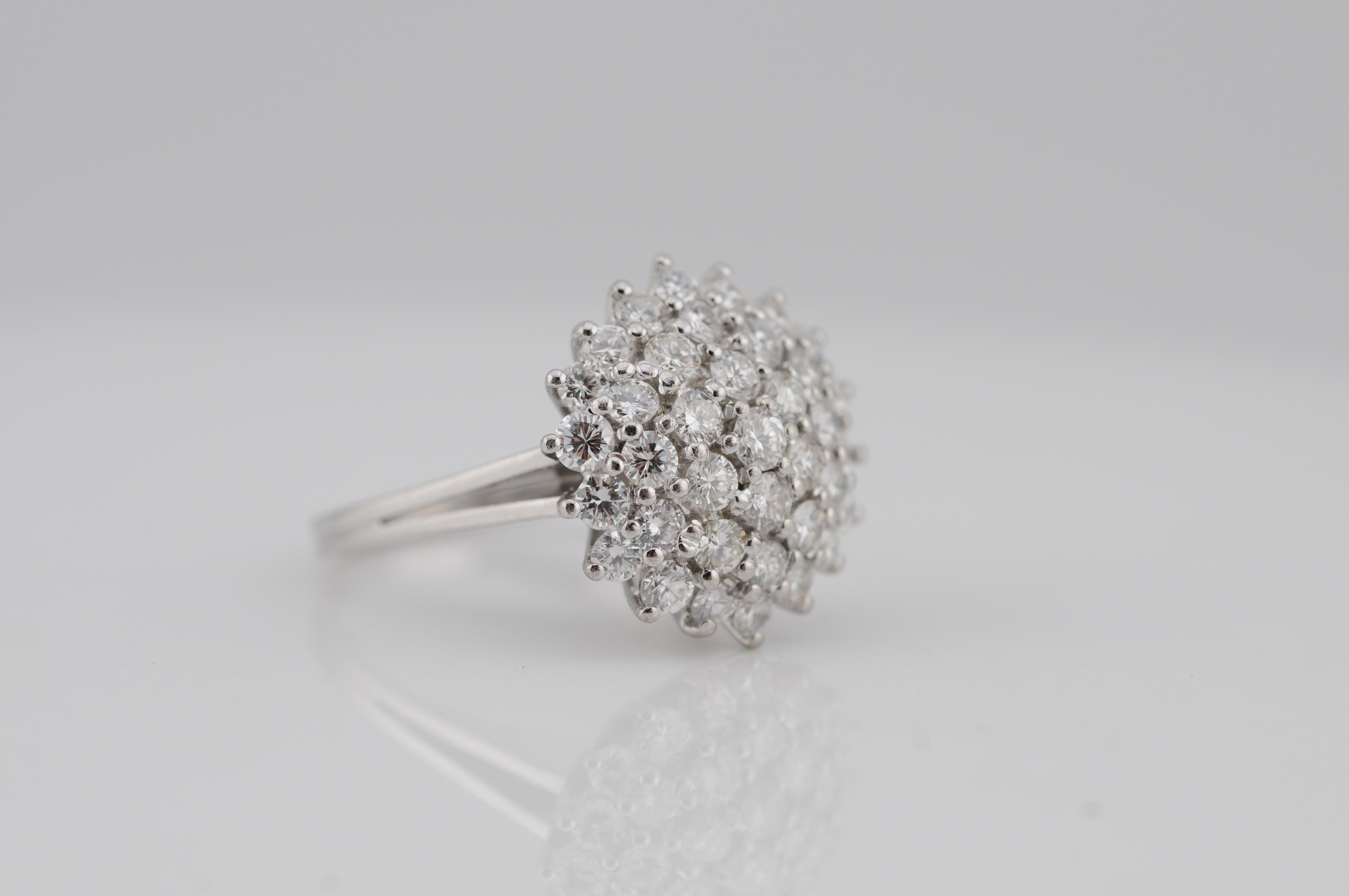 Estetismo Anello aureola in oro con diamanti di alta qualità 14k WG in vendita