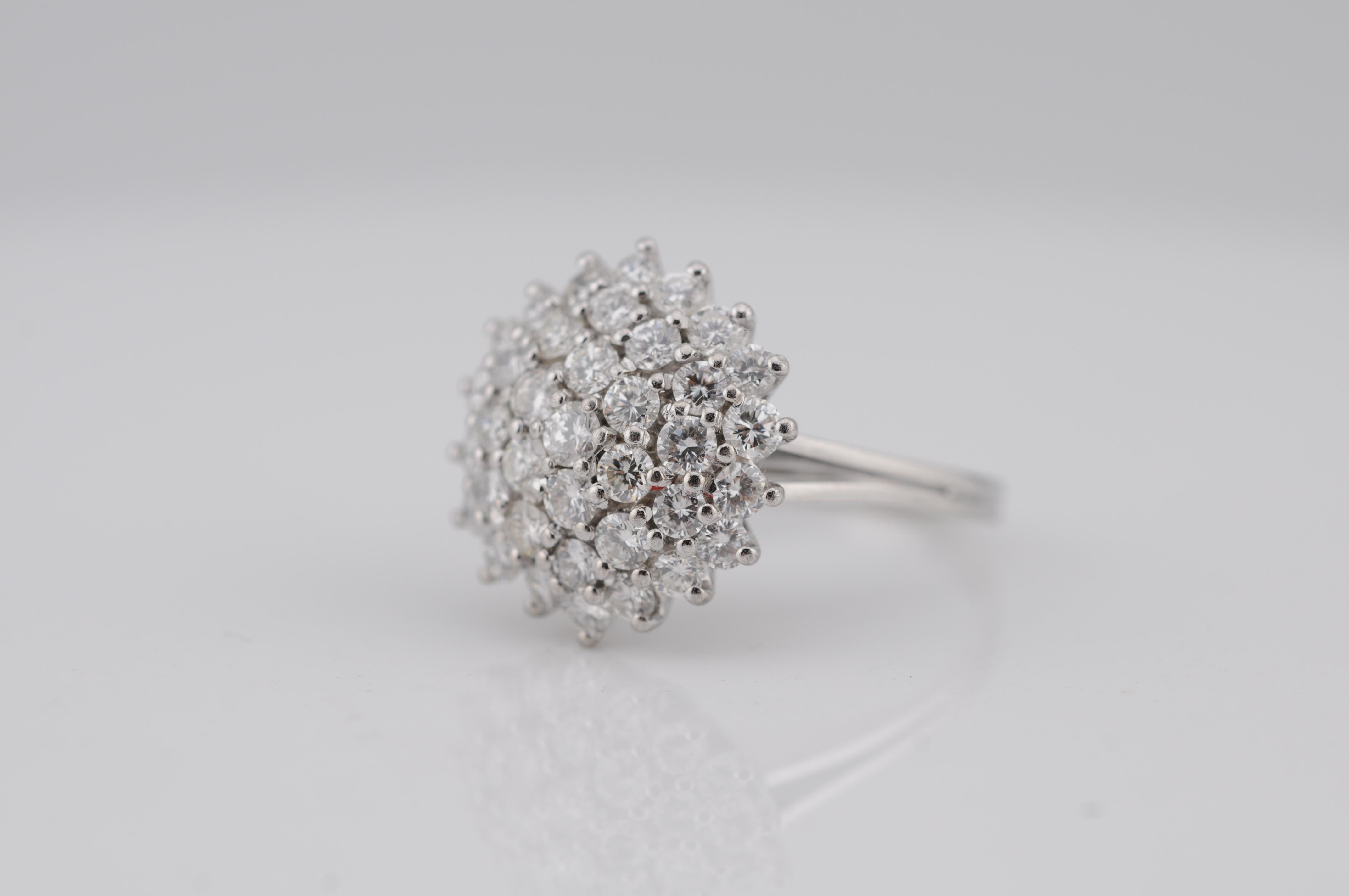 Taglio brillante Anello aureola in oro con diamanti di alta qualità 14k WG in vendita