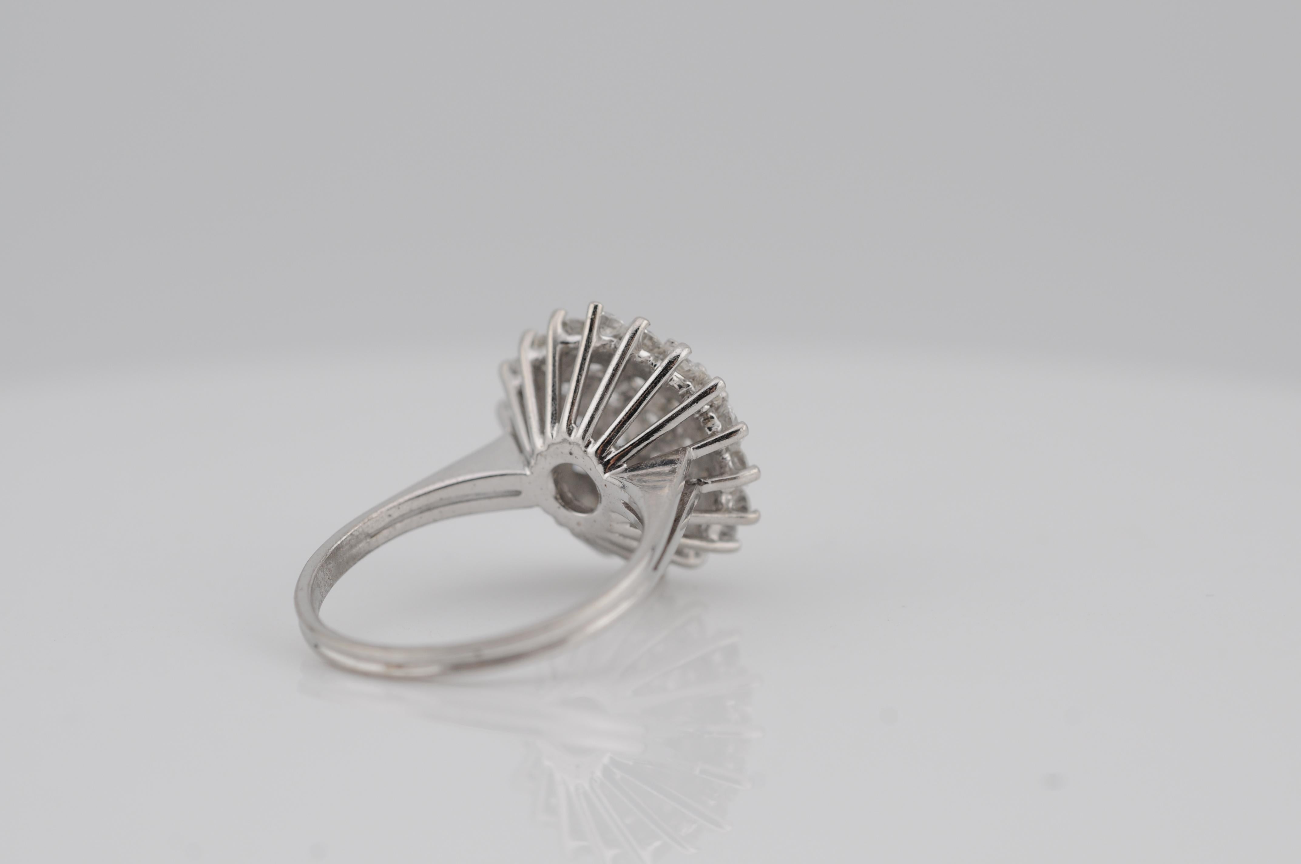 Anello aureola in oro con diamanti di alta qualità 14k WG in vendita 1