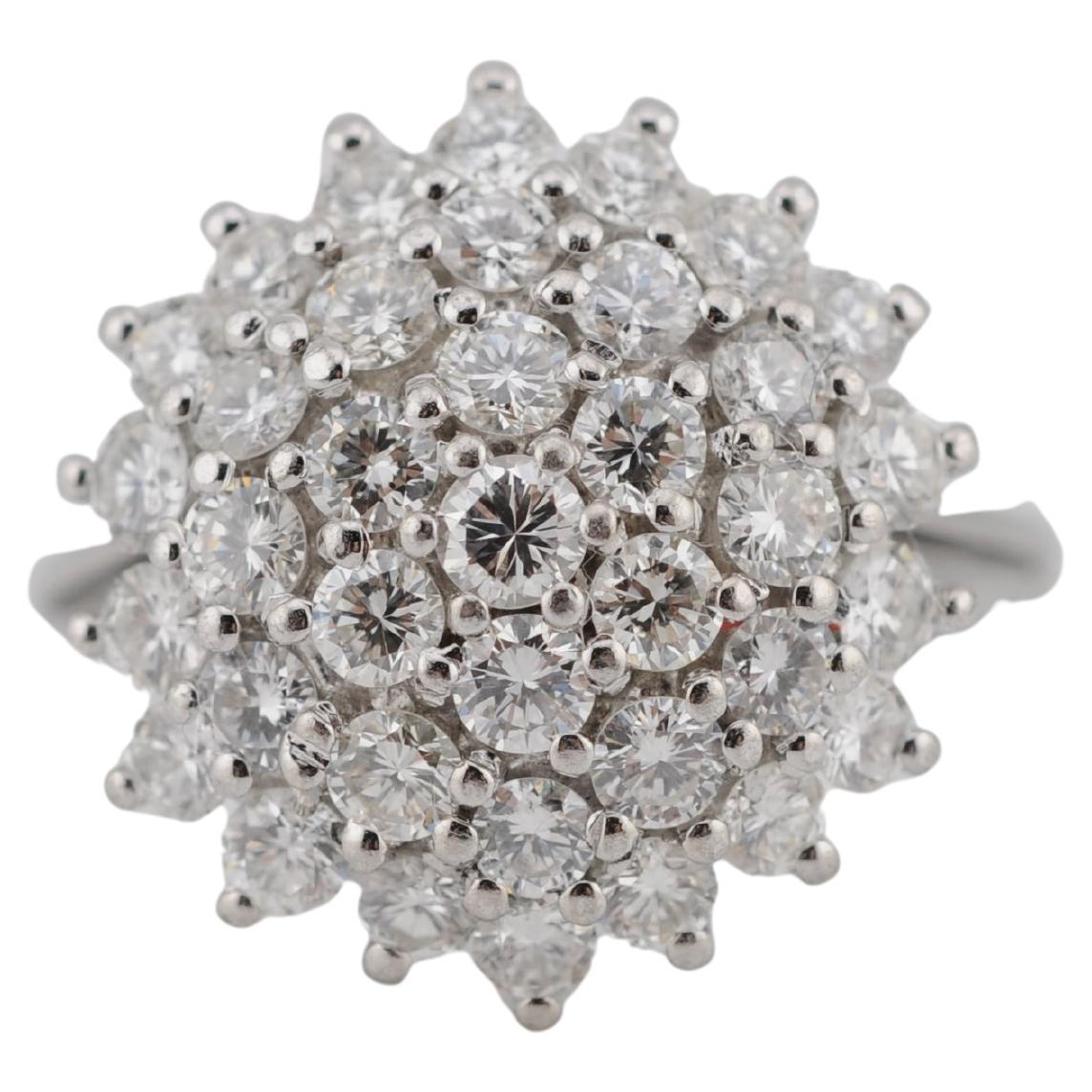 Anello aureola in oro con diamanti di alta qualità 14k WG in vendita