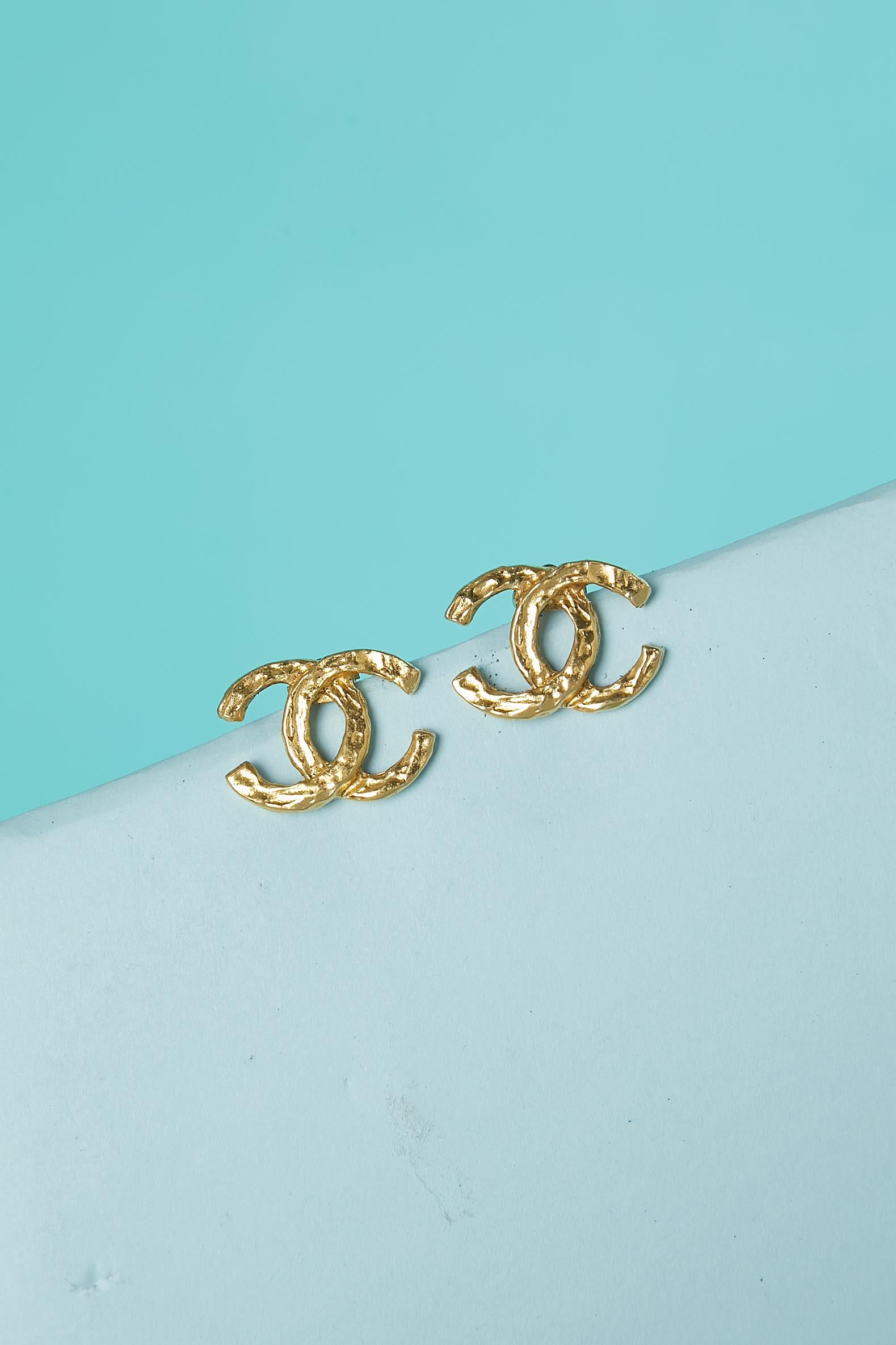Goldgehämmerte Metall-Ohrclips „CC“ Chanel ca. 1980er Jahre  (Zeitgenössisch) im Angebot
