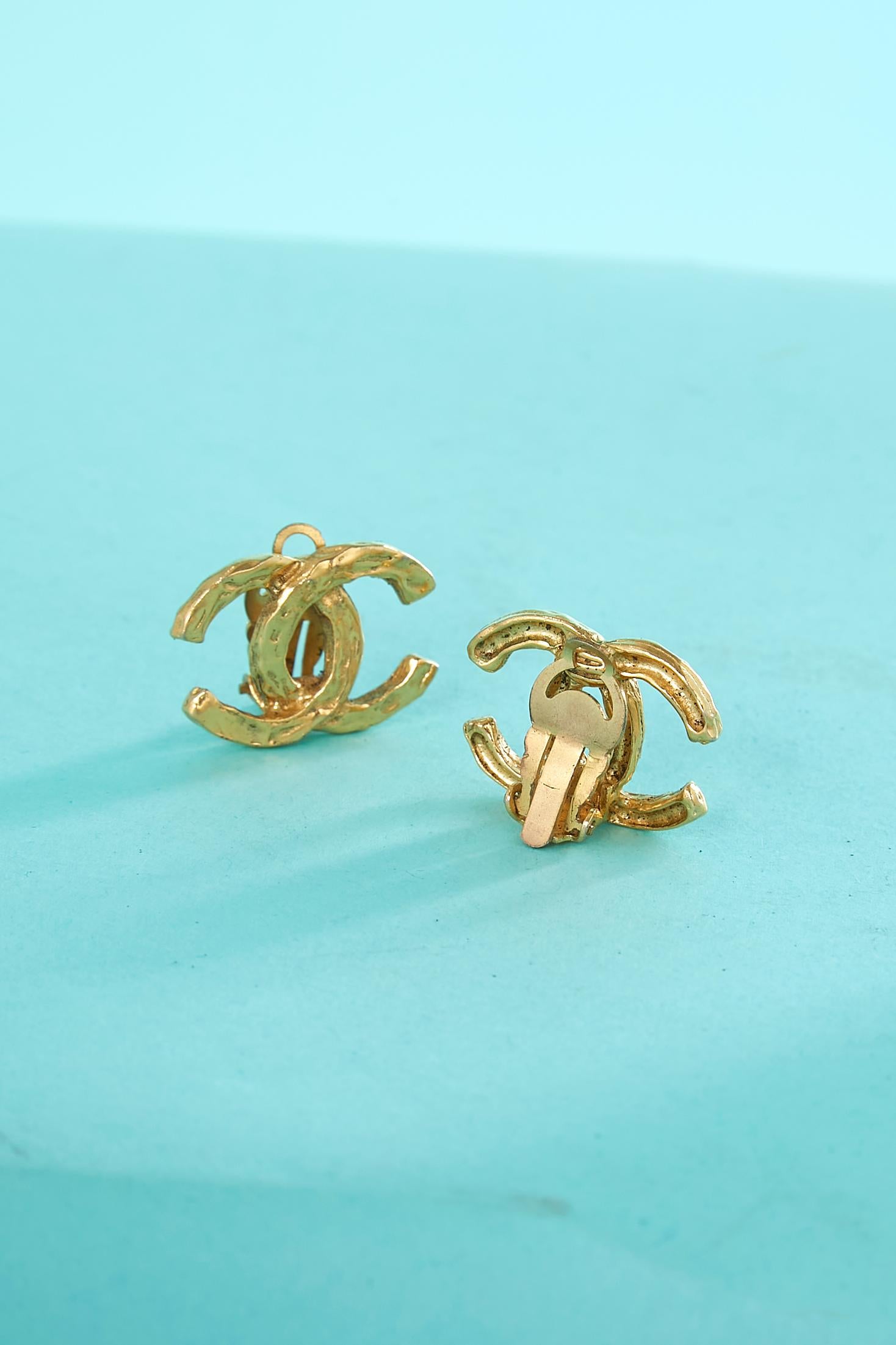 Goldgehämmerte Metall-Ohrclips „CC“ Chanel ca. 1980er Jahre  im Zustand „Hervorragend“ im Angebot in Saint-Ouen-Sur-Seine, FR
