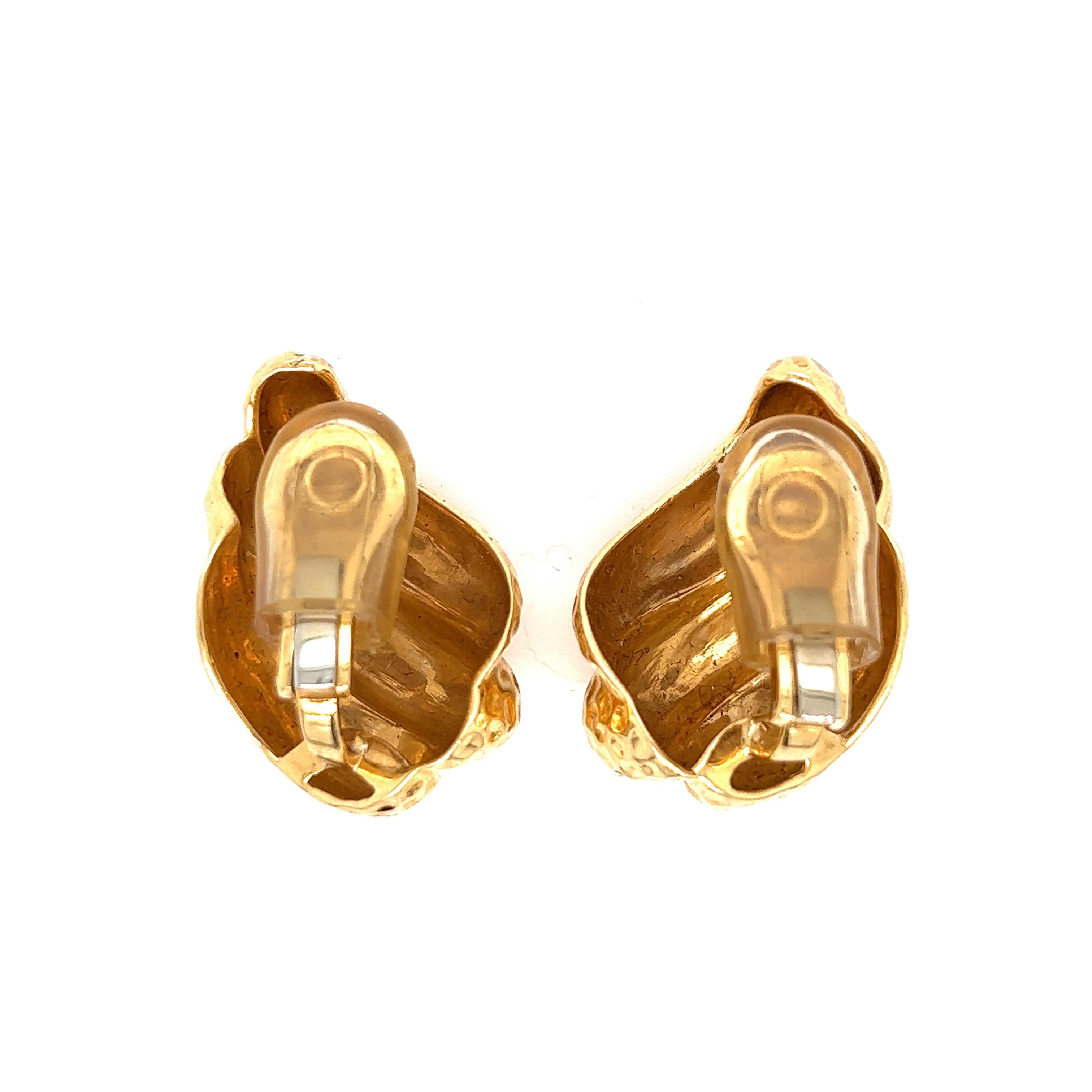 Gold hammered shell ear clips, 18 karat yellow gold 

Size: width 1 inch, length 1.25 inch
Total weight: 34.6 grams 