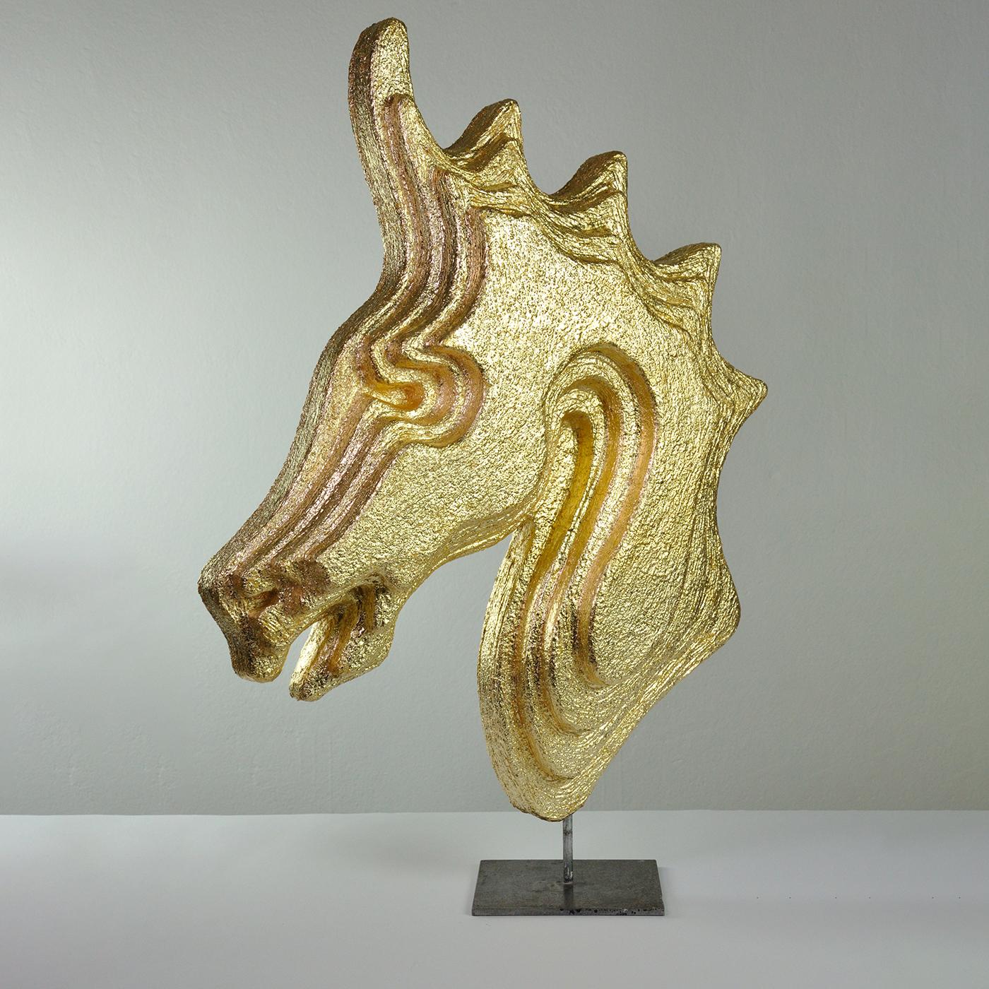 Opulenz und Handwerkskunst verflechten sich in dieser glänzenden Skulptur eines stilisierten Pferdekopfes auf wunderbare Weise. Aus extrudiertem Polyurethan gefertigt und mit Gipsapplikationen auf Reliefs veredelt, weist es ein dynamisches