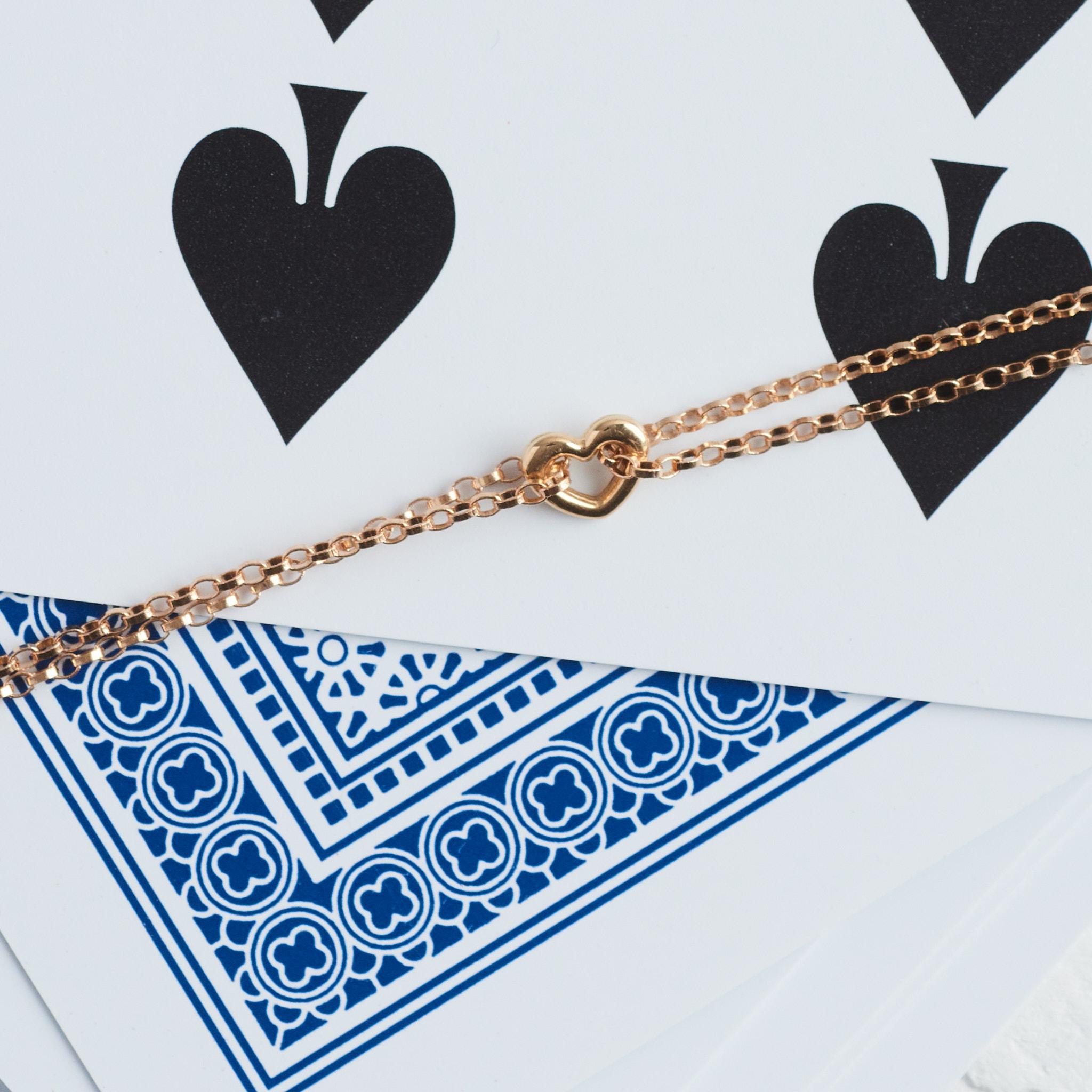 Dieses kleine Herz ist wie geschaffen für Ihr Armband. Ein einfaches Herz aus 18-karätigem Gold mit einer durchgeschlungenen Kette, die ein Doppelkettenarmband ergibt. Es ist zu niedlich.

-Anhänger aus massivem 18-karätigem Gold 
-18k Goldkette