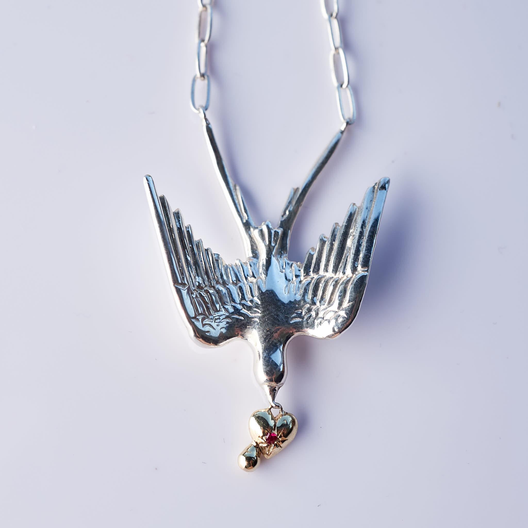 Collana Cuore Colomba in oro Catena d'argento Rubino Stile Vittoriano J DAUPHIN

Un regalo perfetto per San Valentino che simboleggia amore, speranza e promesse. 

La colomba rappresenta la pace più profonda. Calma e tranquillizza i nostri pensieri