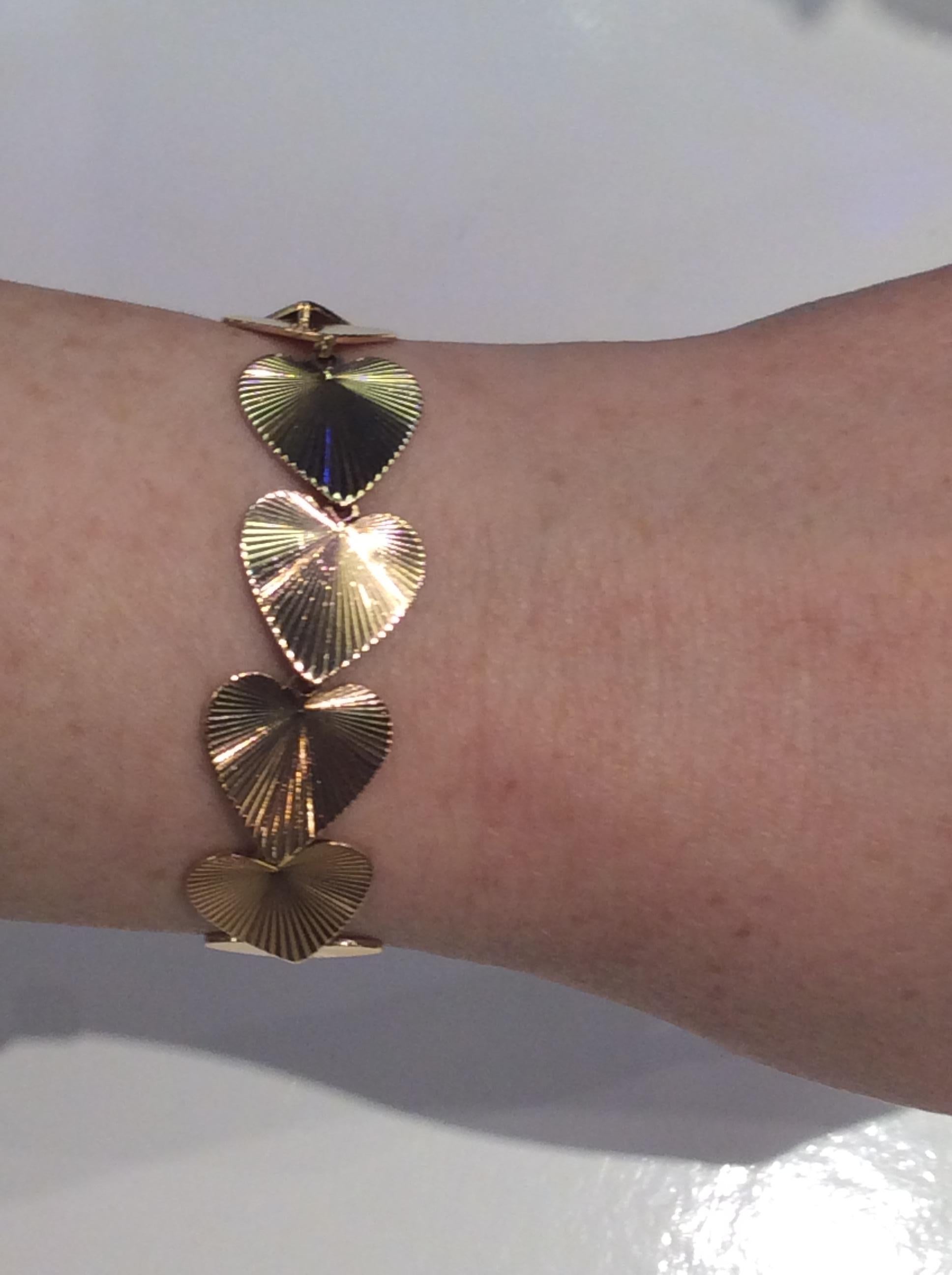 Gold Heart Link Bracelet In Excellent Condition In New York, NY