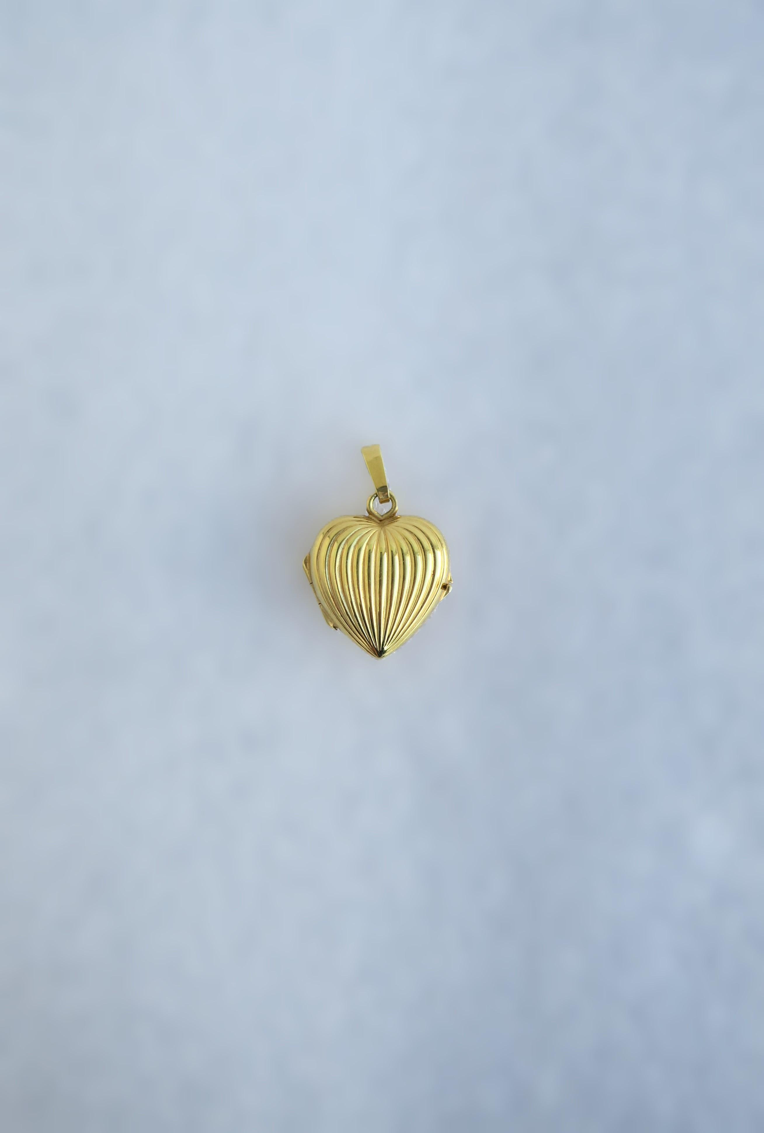 Ciondolo a forma di cuore in oro in vendita 1