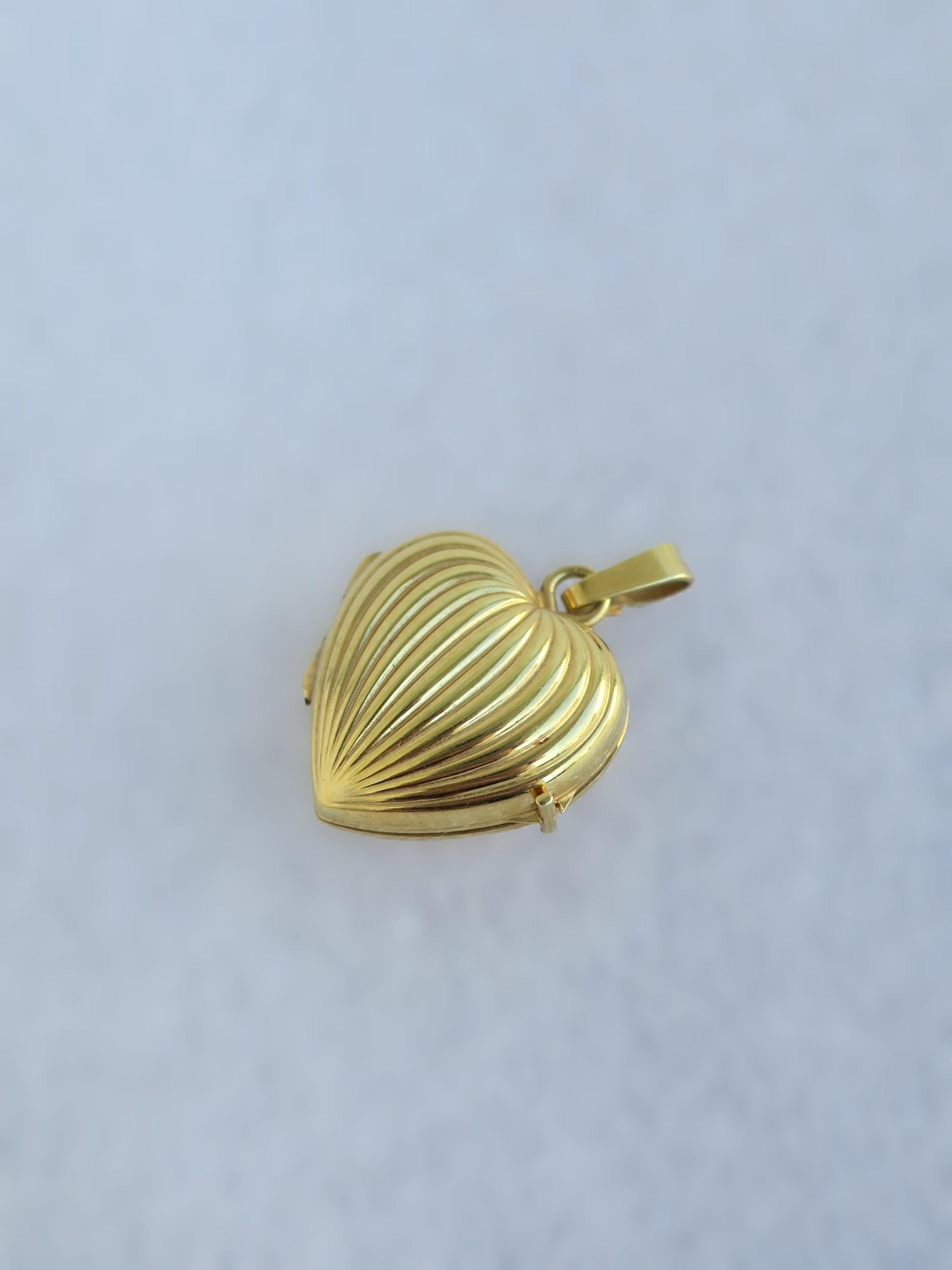 Ciondolo a forma di cuore in oro in vendita 2