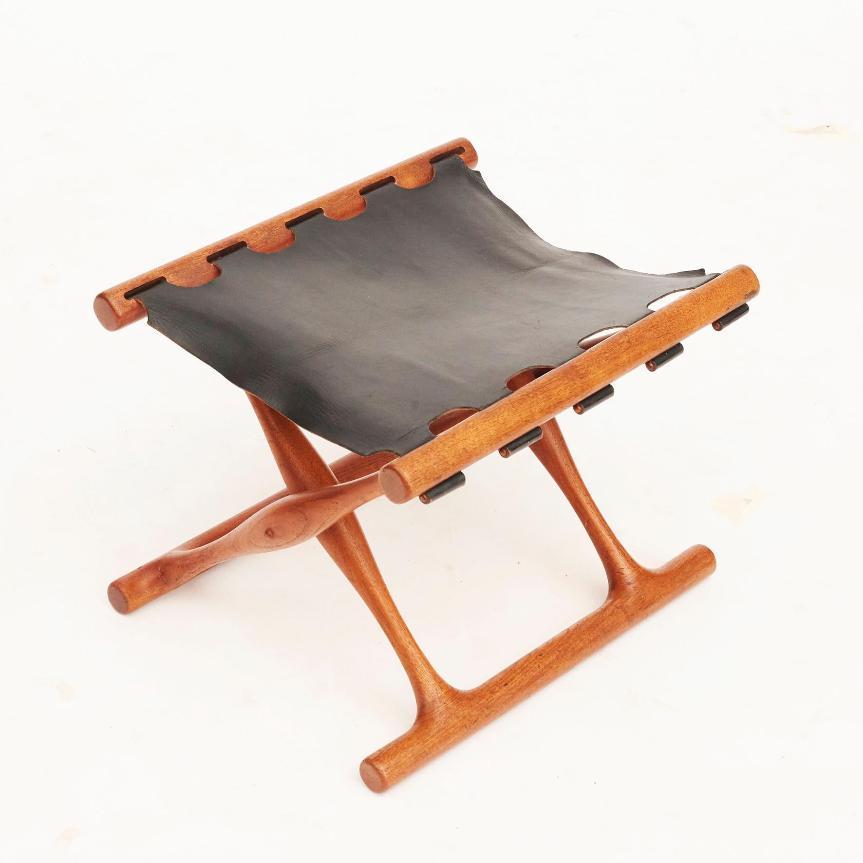 ”Gold Hill” (Guldhøj) teak folding stool by Poul Hundevad. Model PH 41.
Teak frame and original black leather sling seat.
Original condition with good natural patina.

Poul Hundevad 1917-2011.