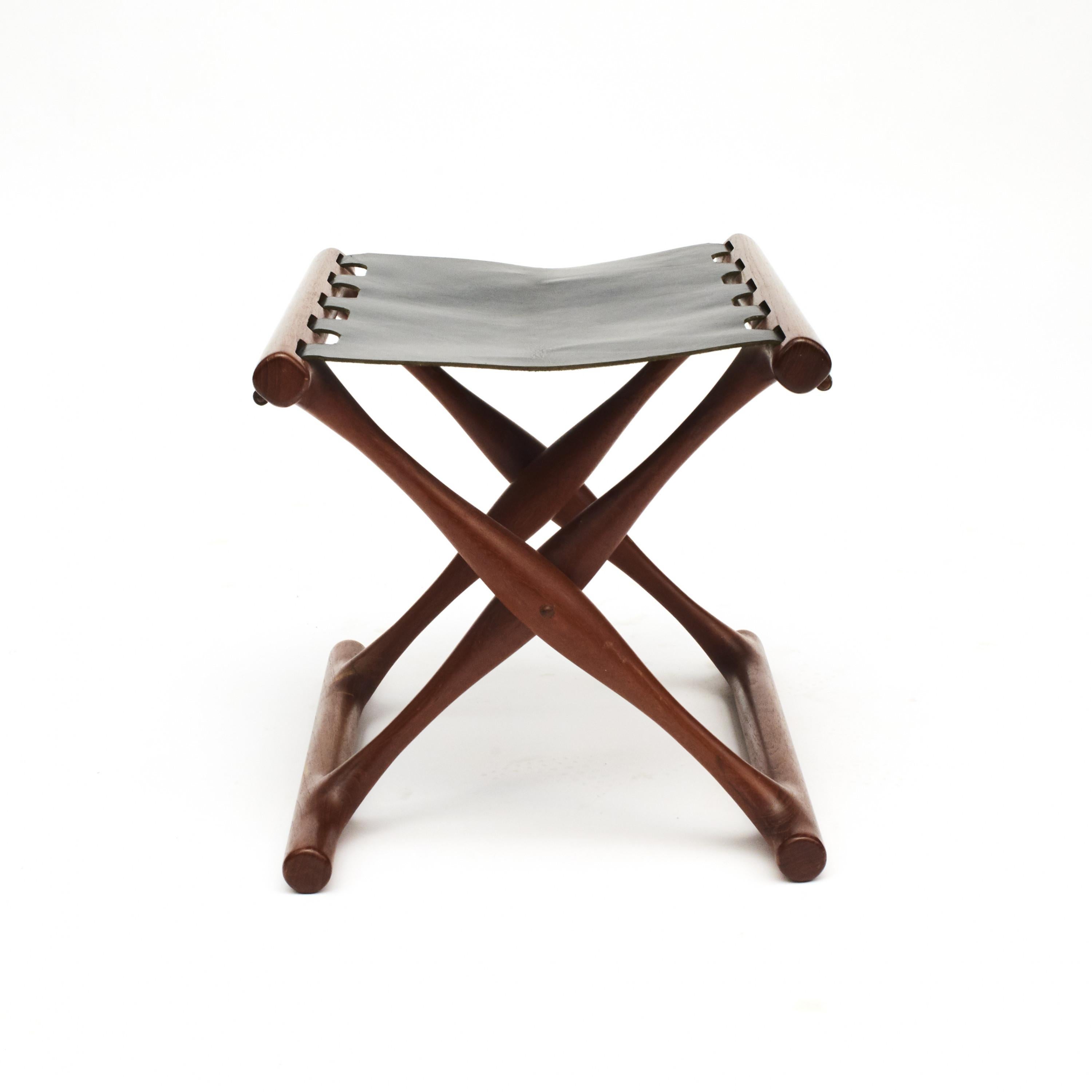 “Gold Hill” (Guldhøj) teak folding stool by Poul Hundevad. Model PH 43.
Teak frame and original black leather sling seat.
Original condition with good natural patina.
Produced by Poul Hundevad in Vamdrup, Denmark, 1958-1965.
   
