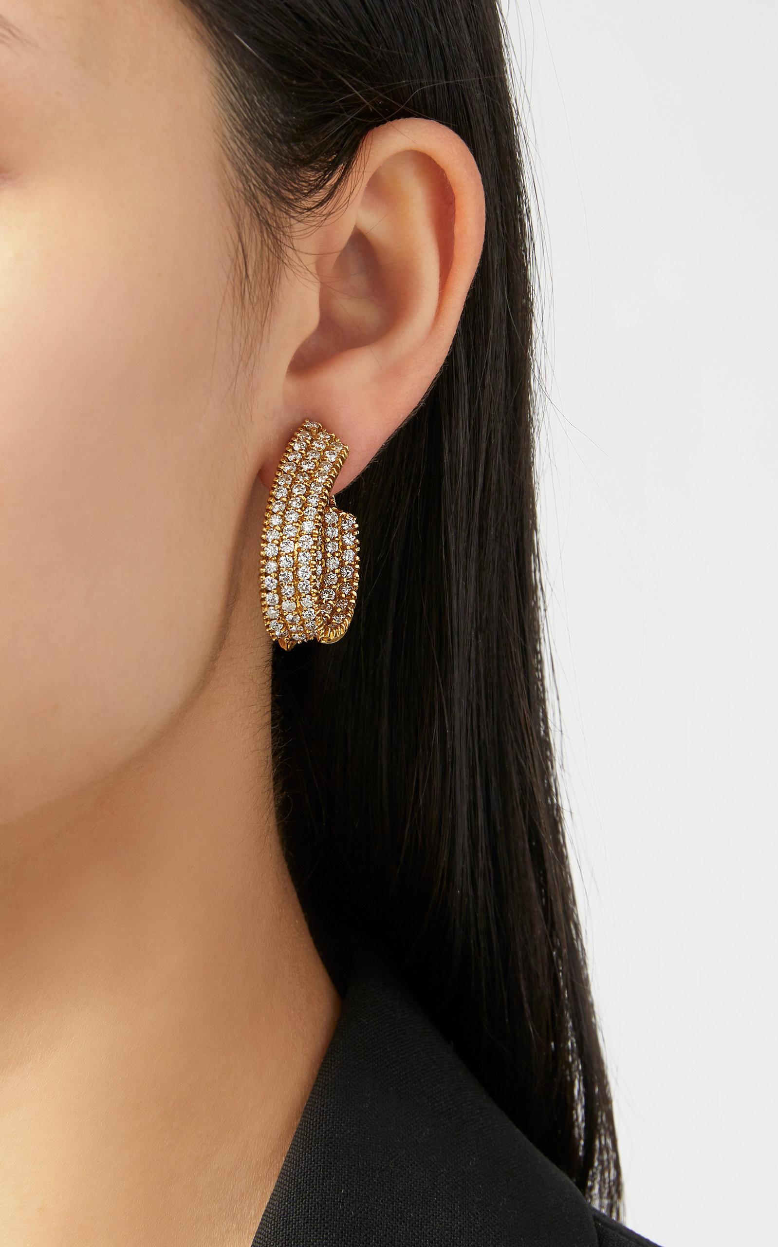 A pair of chic hoop earrings with round cut diamonds, mounted on 18kt yellow gold. Made in Italy, circa 1980