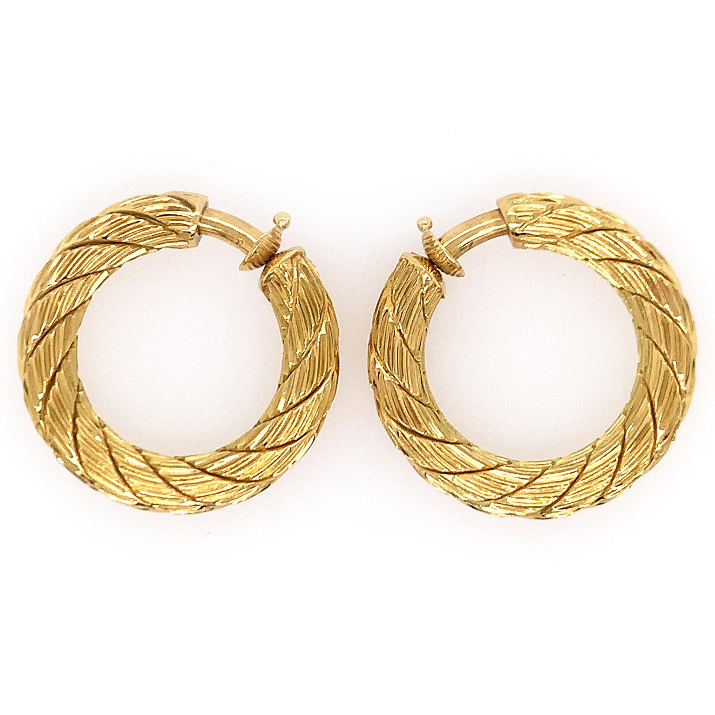 Gold Hoop Earclips In Excellent Condition For Sale In New York, NY