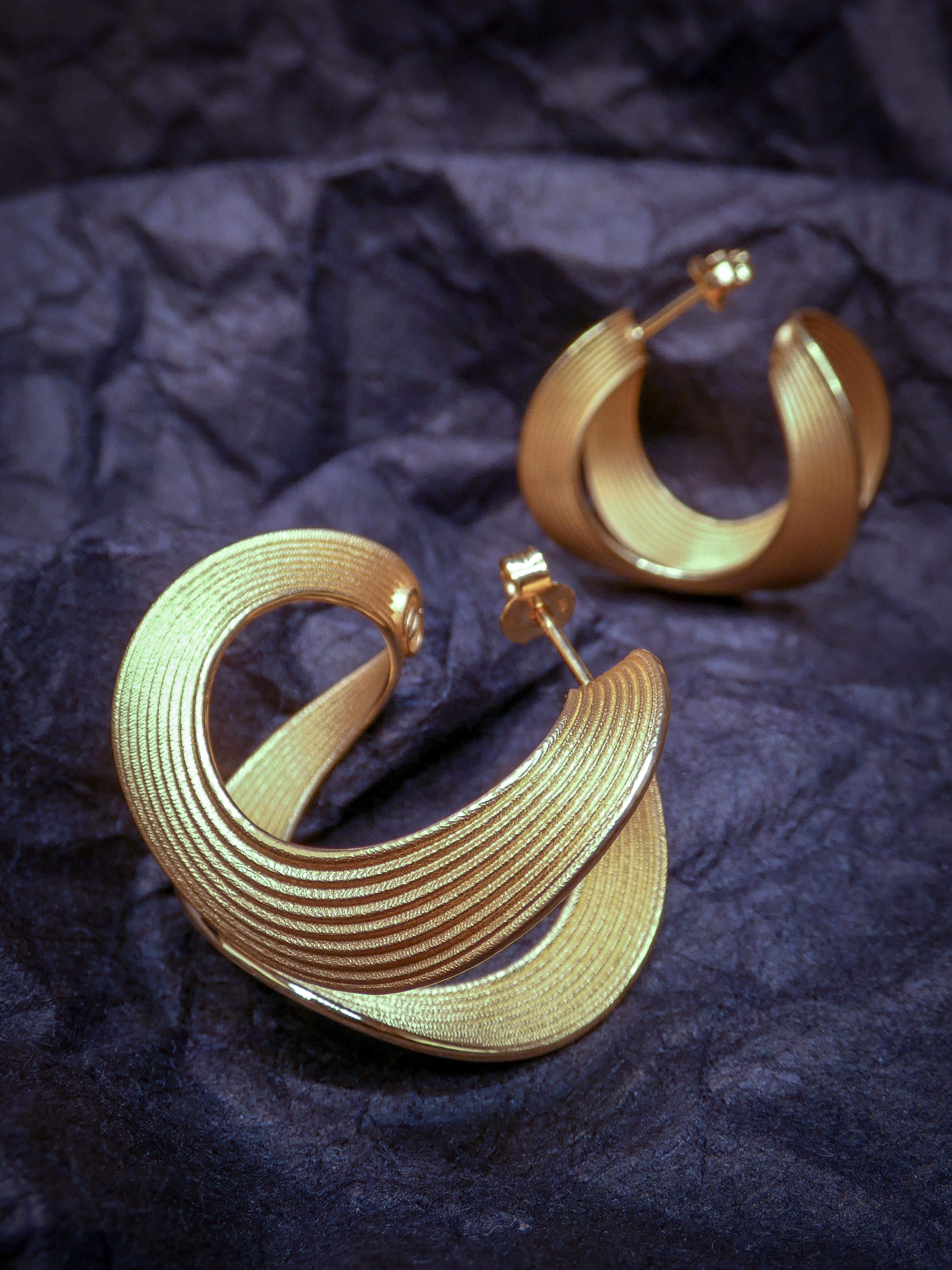 30 mm diameter beautiful ribbon hoop earrings crafted in polished and raw solid gold 14k.
Available in yellow gold, rose gold and white gold 14K and 18k on request.
The approximate total weight is 15 grams in 18k 
The production time of this jewel