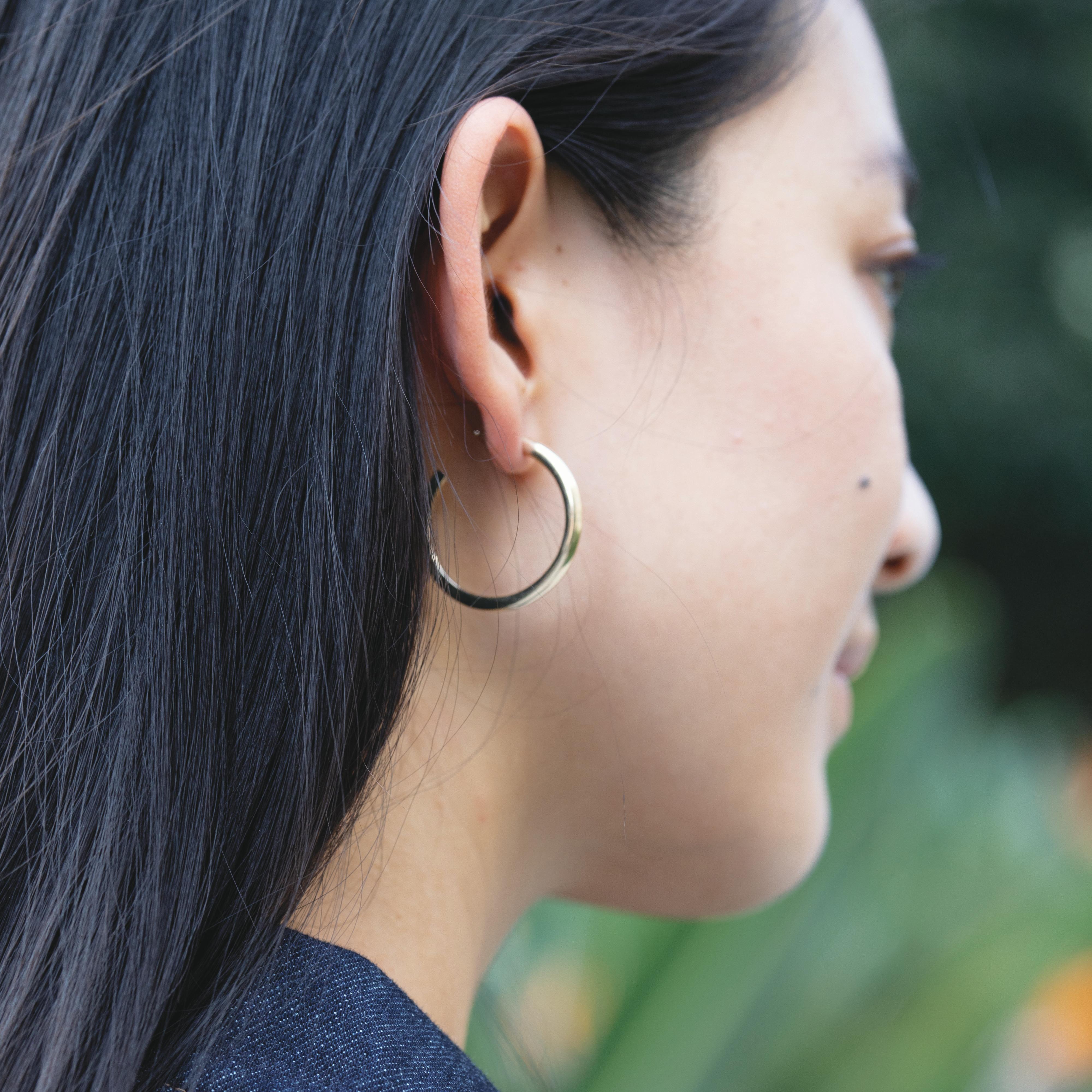 Le Large Flow Hoop commence par un cercle et se transforme gracieusement en un carré. Conçues pour être solides mais légères, ces boucles d'oreilles sont une déclaration élégante - une réimpression intemporelle d'un classique.  Fabriqué en or massif