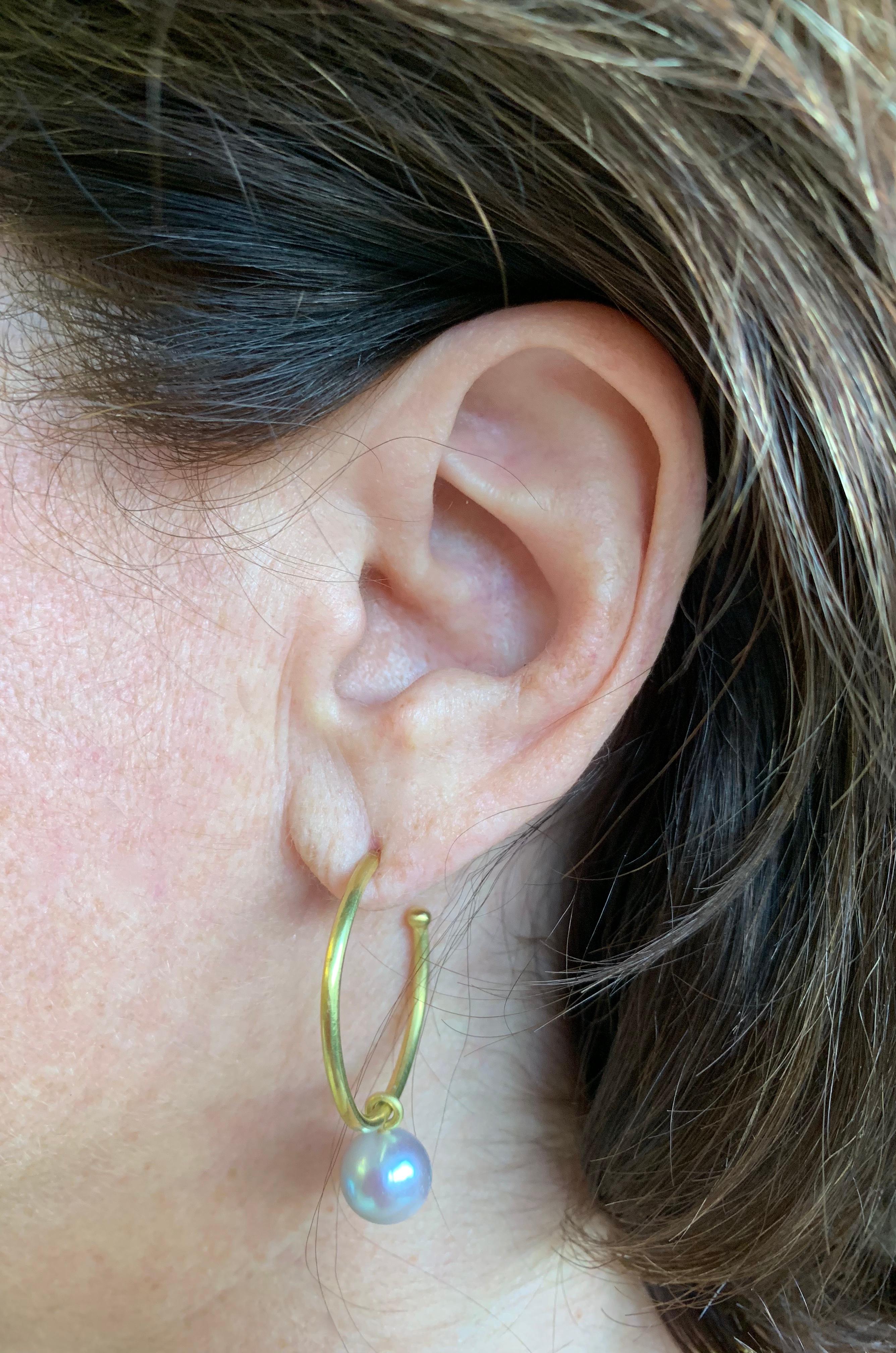 Earrings gold hoops and Akoya grey pearls 20 Karat Gold 18 Karat Gold  In New Condition In New York, NY