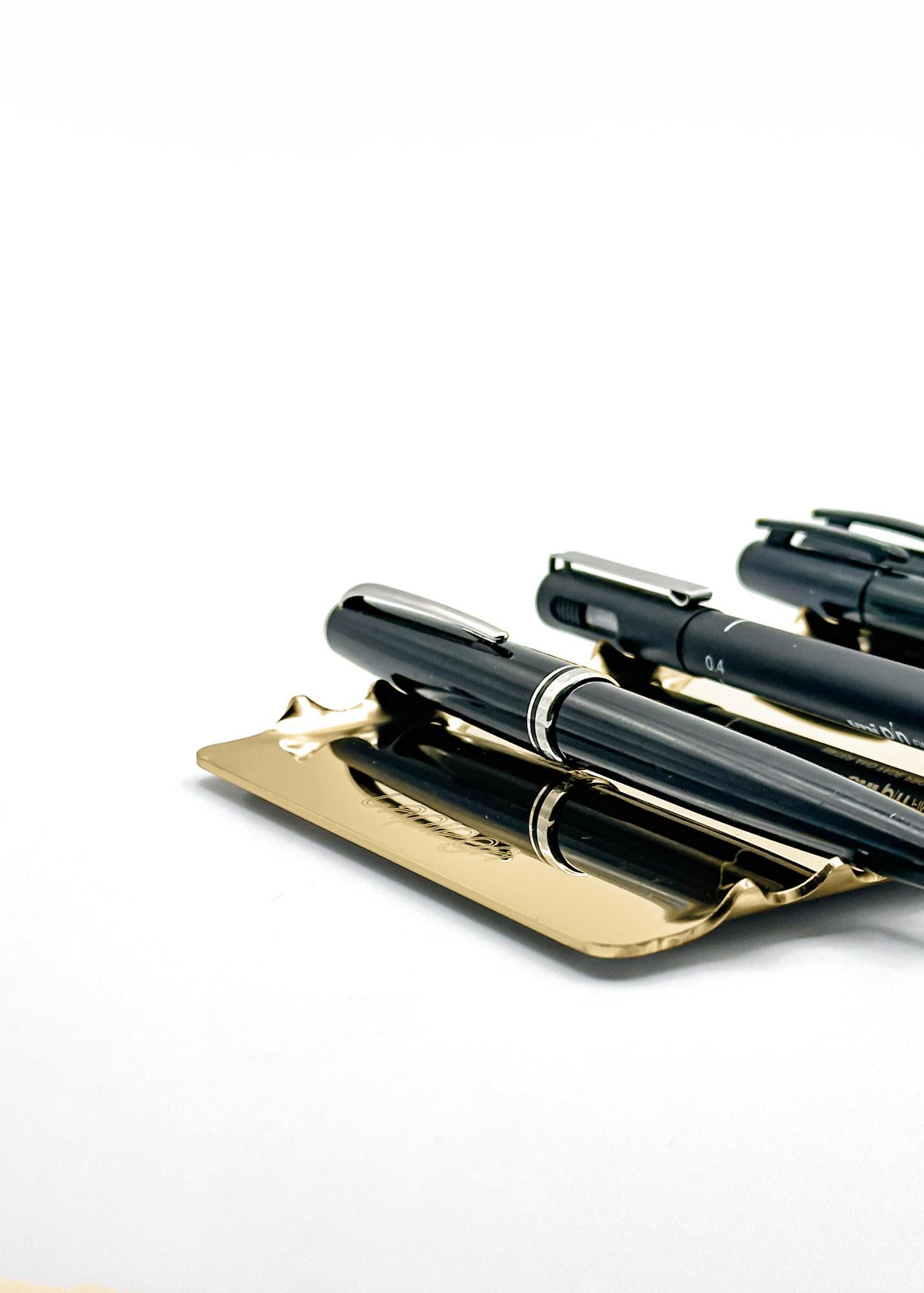 Horizontaler Stift aus Gold, Italienisch-Made  Entworfen von Enrico Girotti (21. Jahrhundert und zeitgenössisch) im Angebot