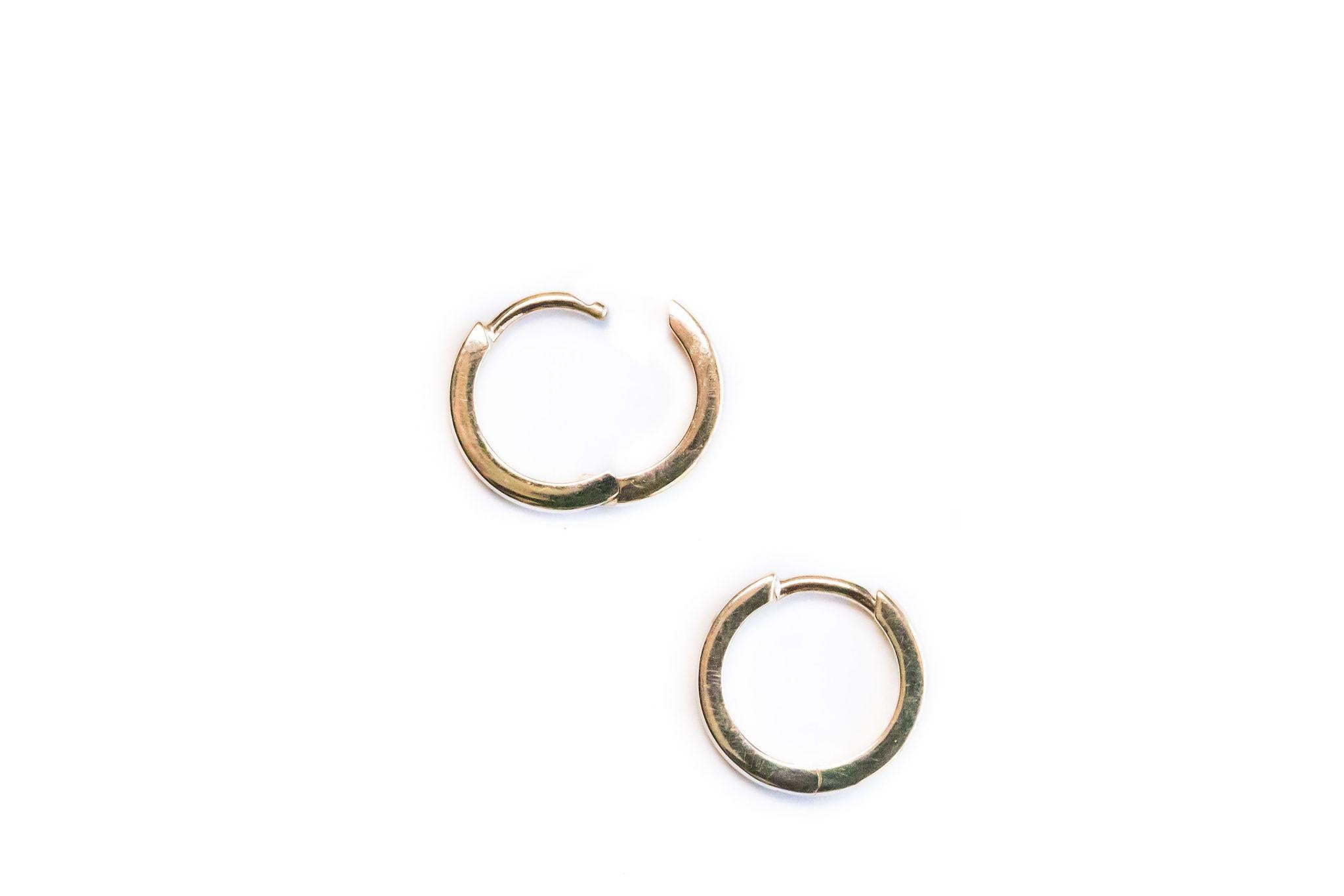 14k Gold Huggie Hoops In New Condition For Sale In Missoula, MT