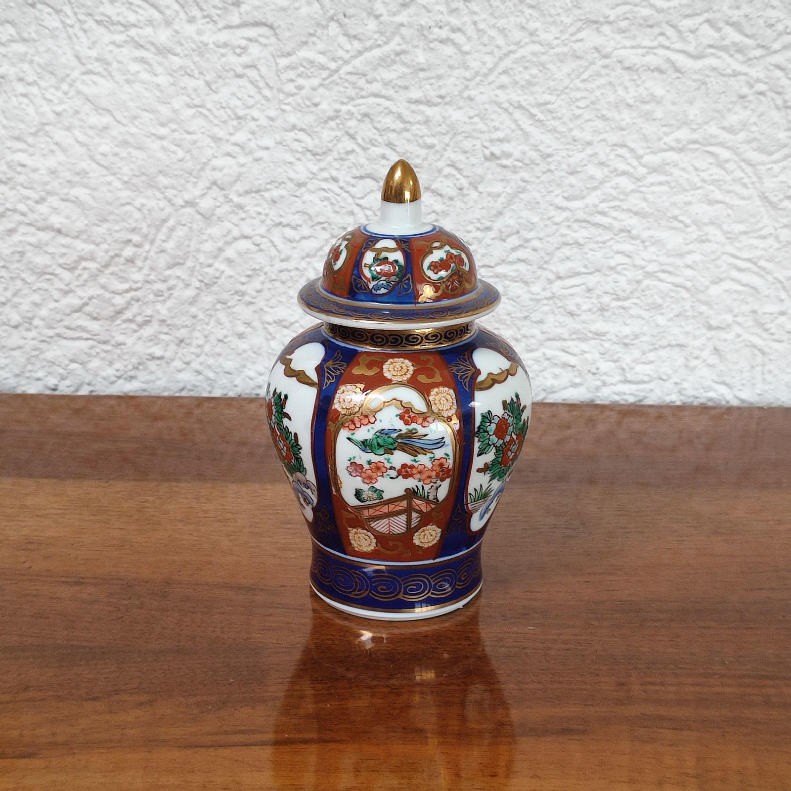 Beautiful porcelain jar, urn with lid, Gold Imari, hand painted, coming from Japan, mid-20th century, gold mark on the bottom. White porcelain painted with oriental motifs.
Excellent condition, as new.
Dimensions:
Height approx.17.5 cm, diameter