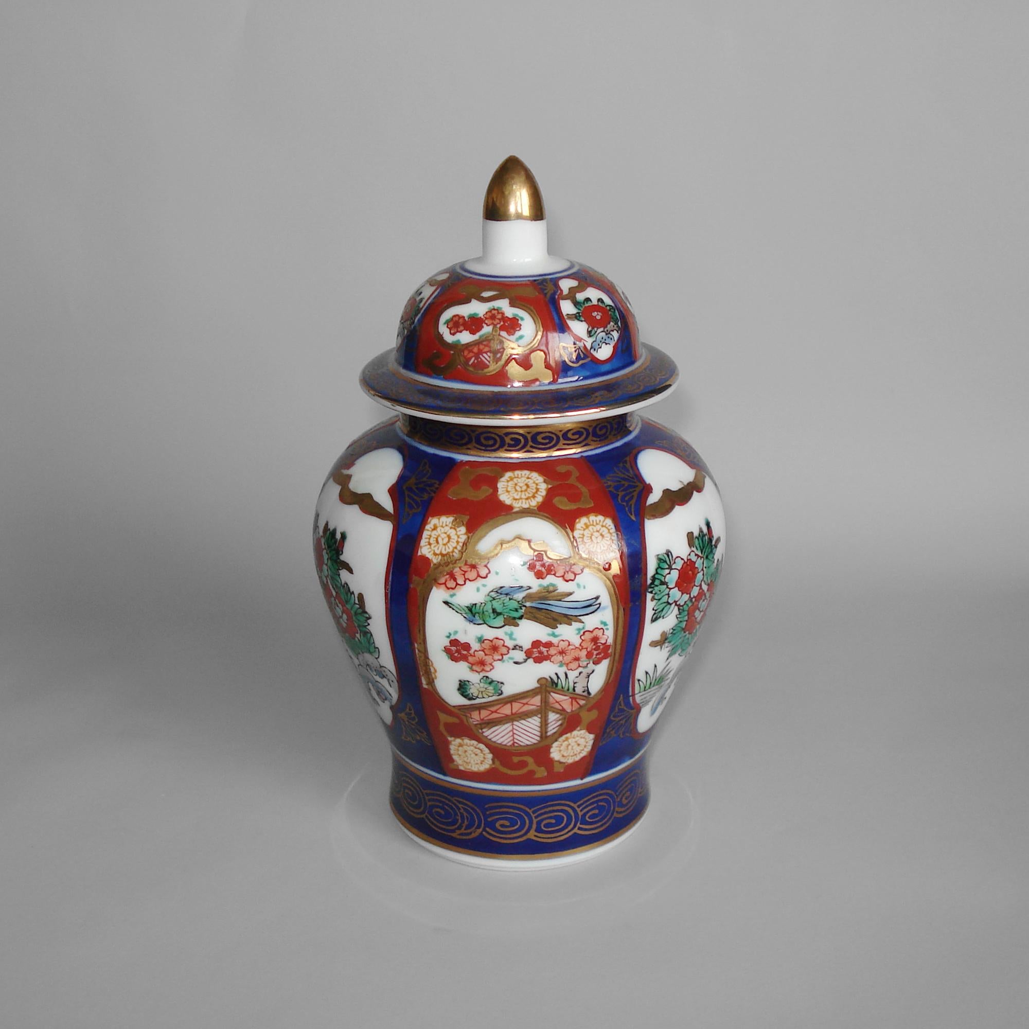 Gold Imari Mid-Century Japanese Porcelain Jar with Lid In Excellent Condition In Bochum, NRW