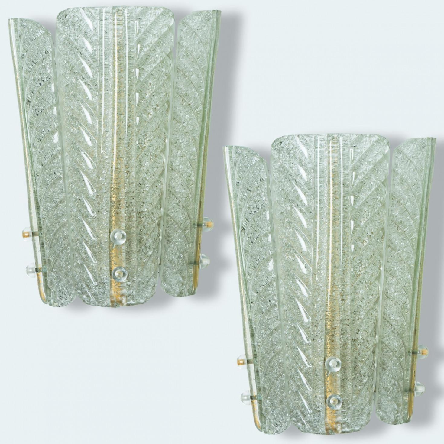 Metà XX secolo Applique in vetro e ottone con inclusioni d'oro nello stile di Barovier, 1960 in vendita