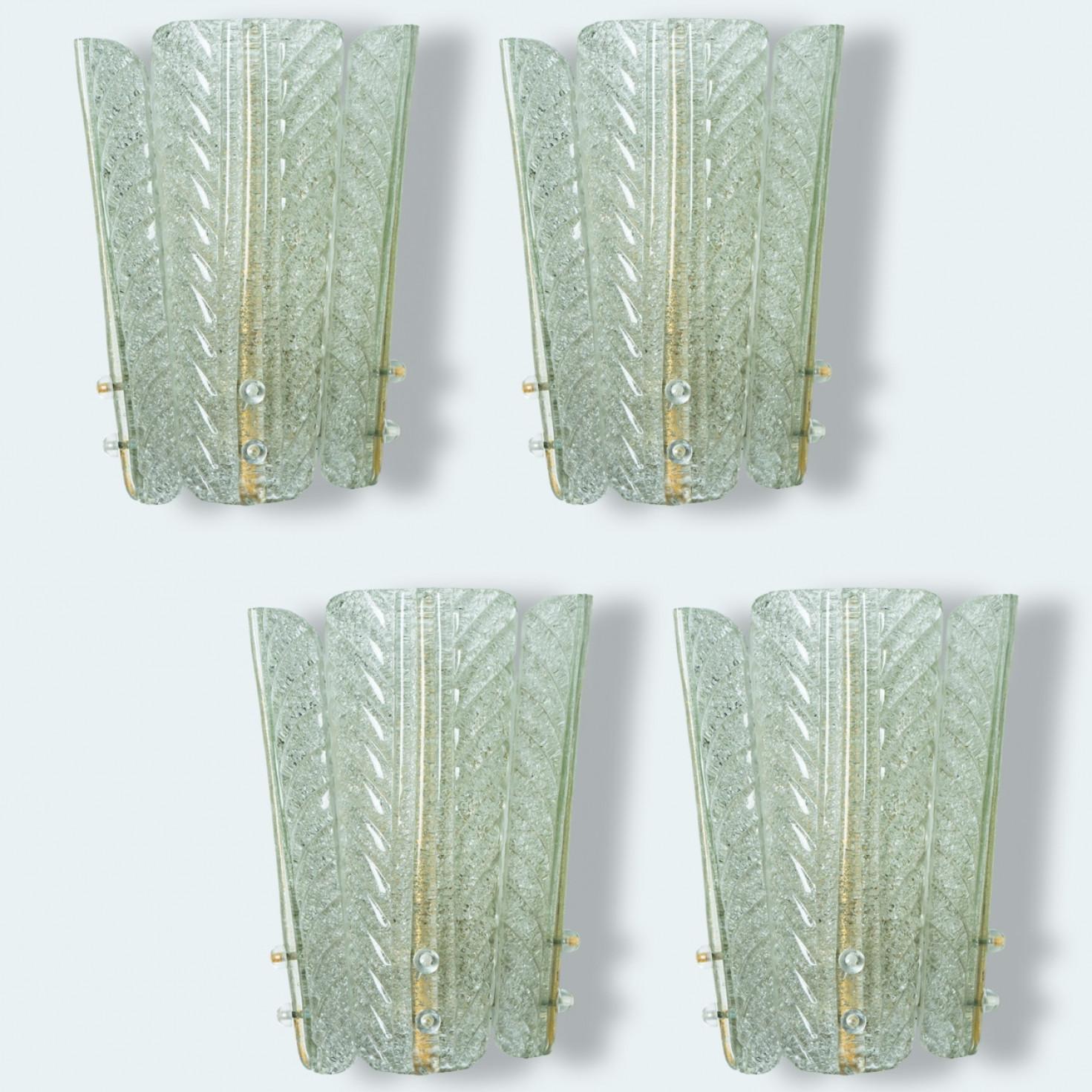 Milieu du XXe siècle Appliques en verre et laiton à inclusions d'or dans le style de Barovier, 1960 en vente