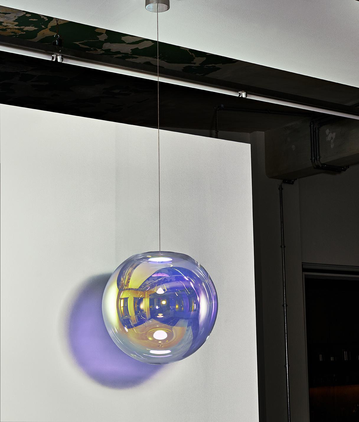 Globo Iris Oro-Indaco 40 di Sebastian Scherer
Fatto a mano
Dimensioni: Ø 40 cm. 
Design: Sebastian Scherer
Materiale: Vetro soffiato a bocca con rivestimento dicroico, acciaio inossidabile.
Colore: oro-indaco

Disponibile nei colori oro-indaco,