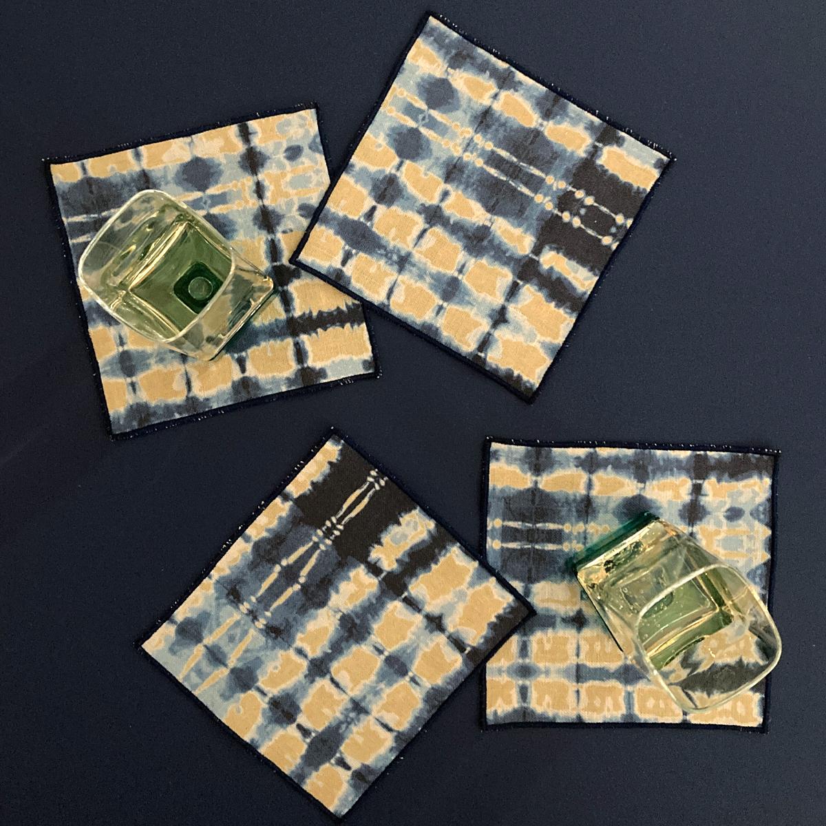 Moderne Serviettes de table ondulées or et indigo, lot de quatre en vente