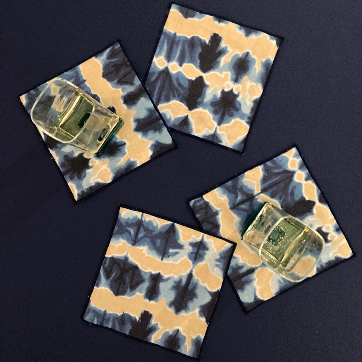 Moderne Serviettes de table Wave Gold & Indigo, lot de quatre en vente