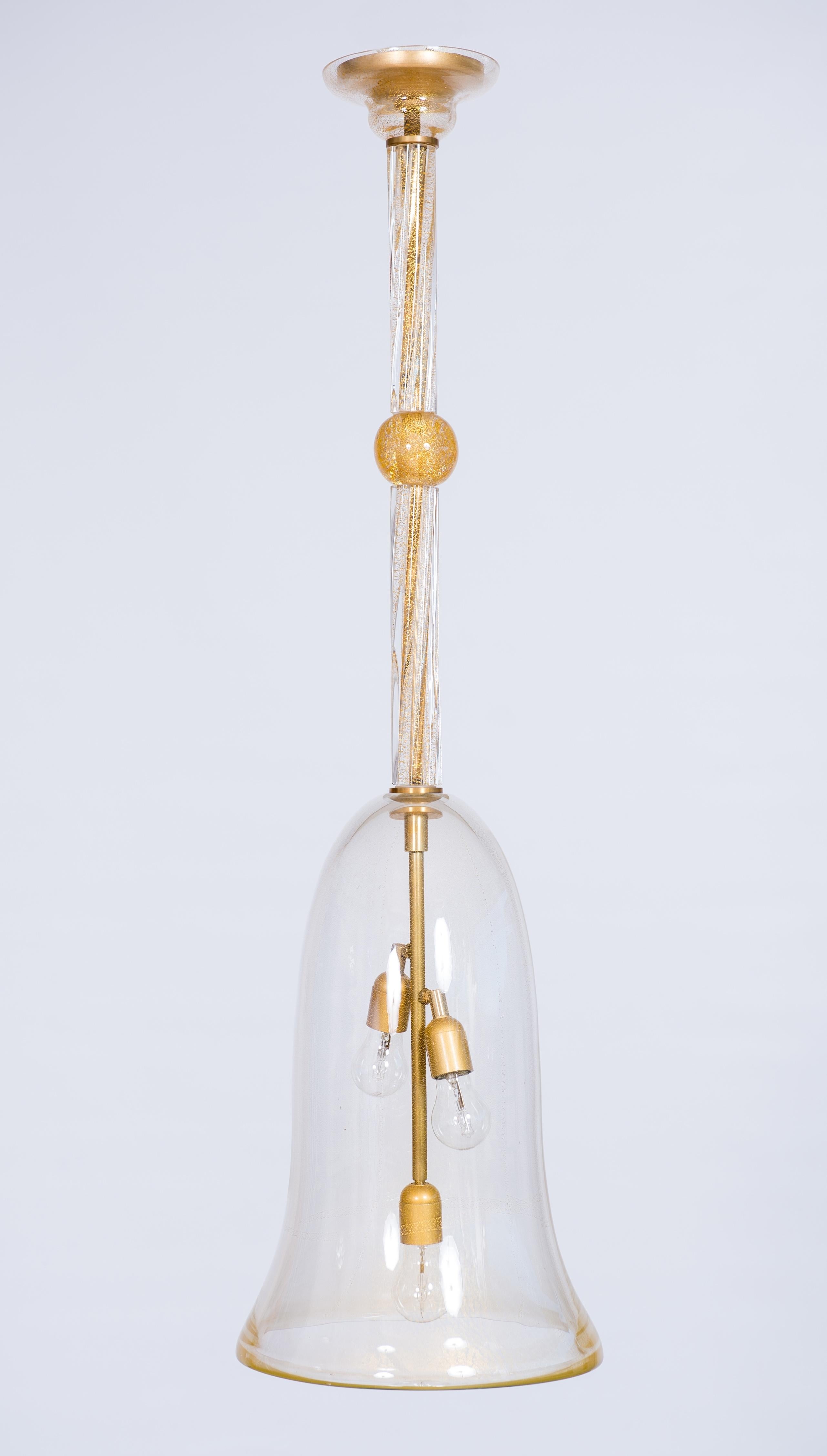 Magnifique lustre en verre de Murano infusé d'or par Vintage Murano Gallery, 1990

Élevez votre intérieur avec ce lustre captivant et élégant, véritable témoignage de l'art verrier inégalé de Murano. Fabriquée en 1990 par la célèbre Vintage Murano