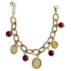 Verstellbares Armband aus Gold-Intaglios und Karneol-Charm mit Verschluss aus Piedmont