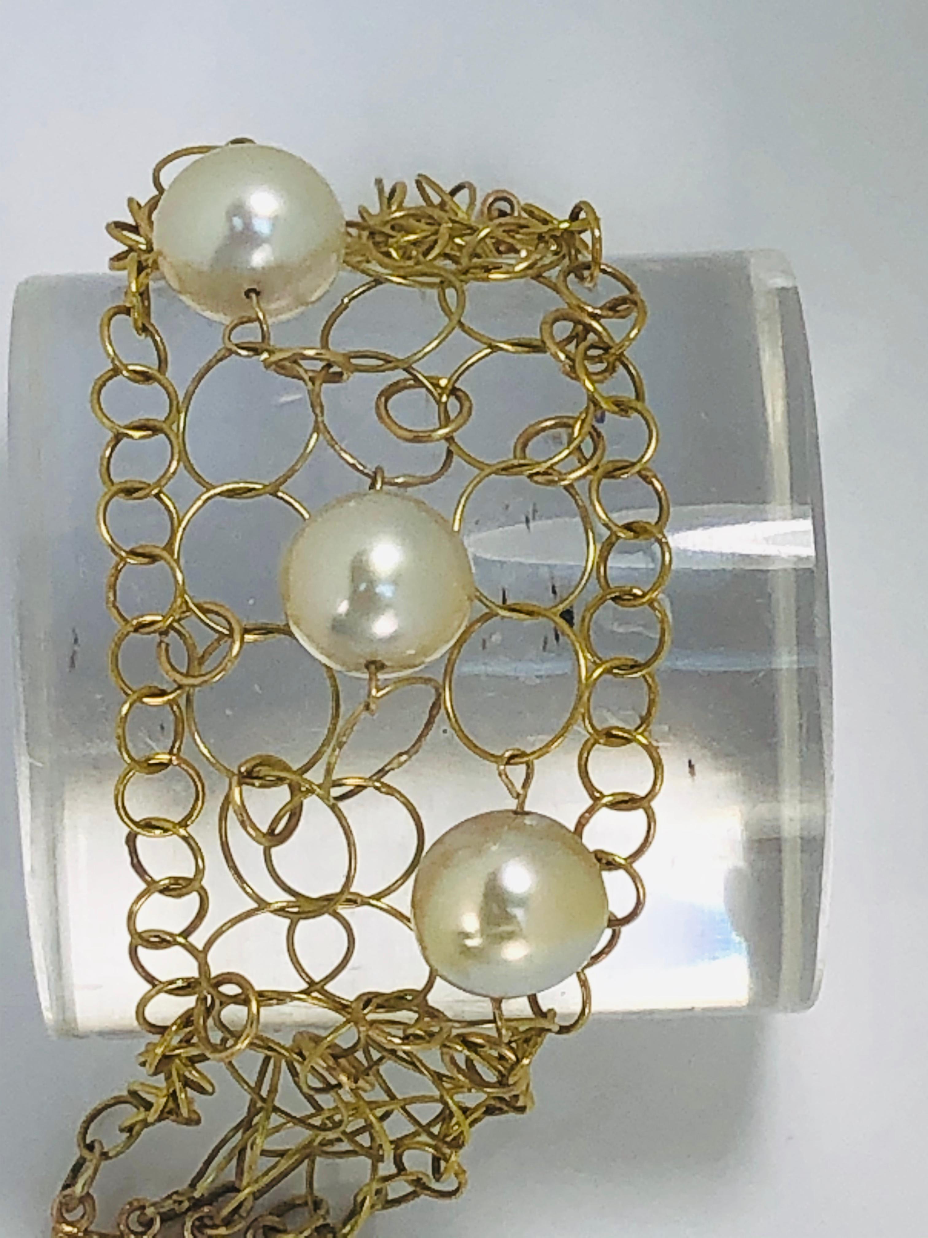 Gold Interlocking Wire Link Bracelet with Pearls In Good Condition In Palm Beach, FL