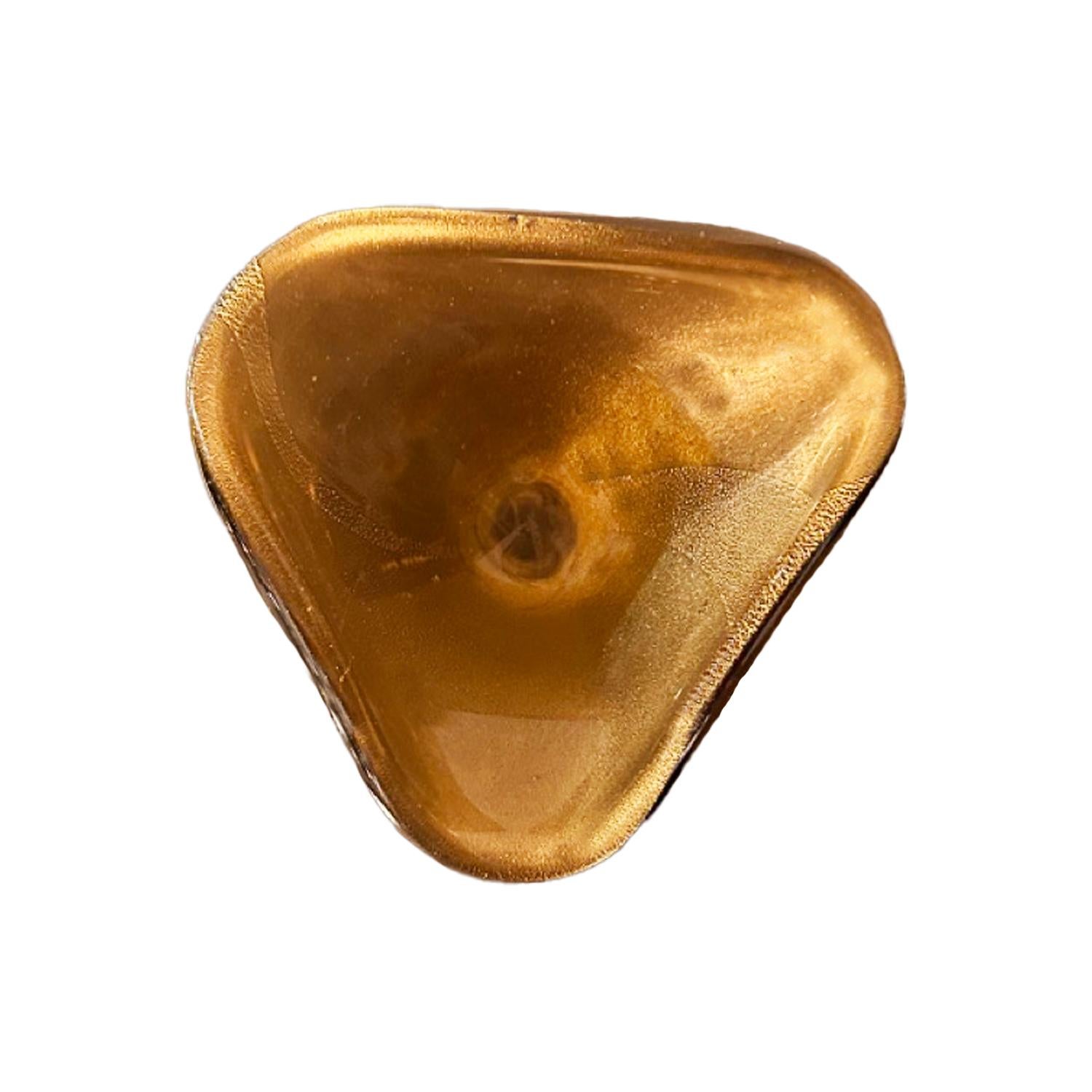 Realizzata a mano dagli abili artigiani di Murano, questa coppa di vetro mette in mostra i colori vivaci e la maestria che caratterizzano la tradizione vetraria dell'isola. Questa ciotola, di uno squisito color oro cangiante, aggiunge un tocco di