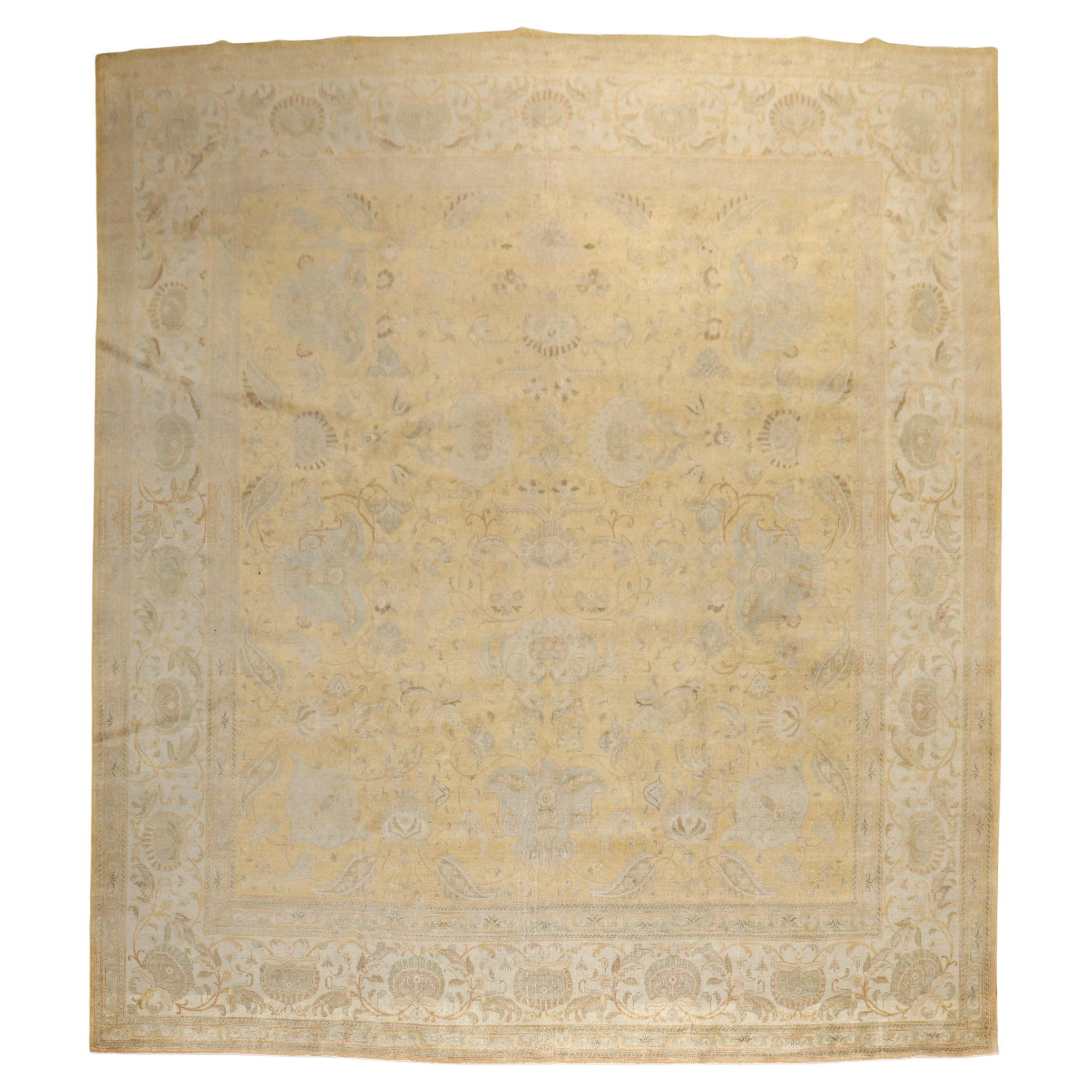 Tapis carré persan ancien de Tabriz ivoire doré en vente