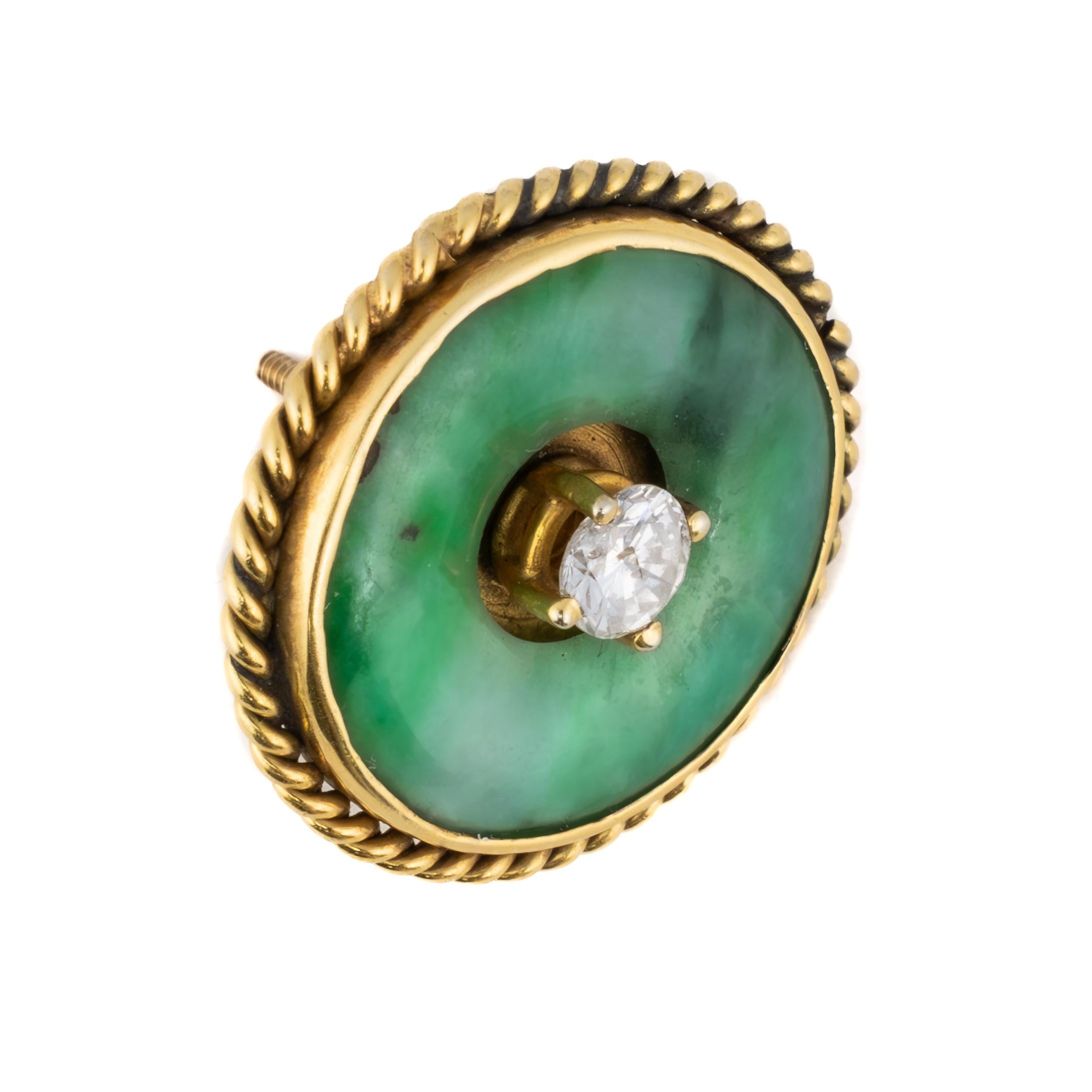 Boucles d'oreilles rondes en or, jade et diamants

Intemporelles et élégantes, ces boucles d'oreilles en or 18 carats présentent de captivants disques ronds en jade, chacun orné d'un diamant étincelant au centre. Les riches teintes vertes du jade