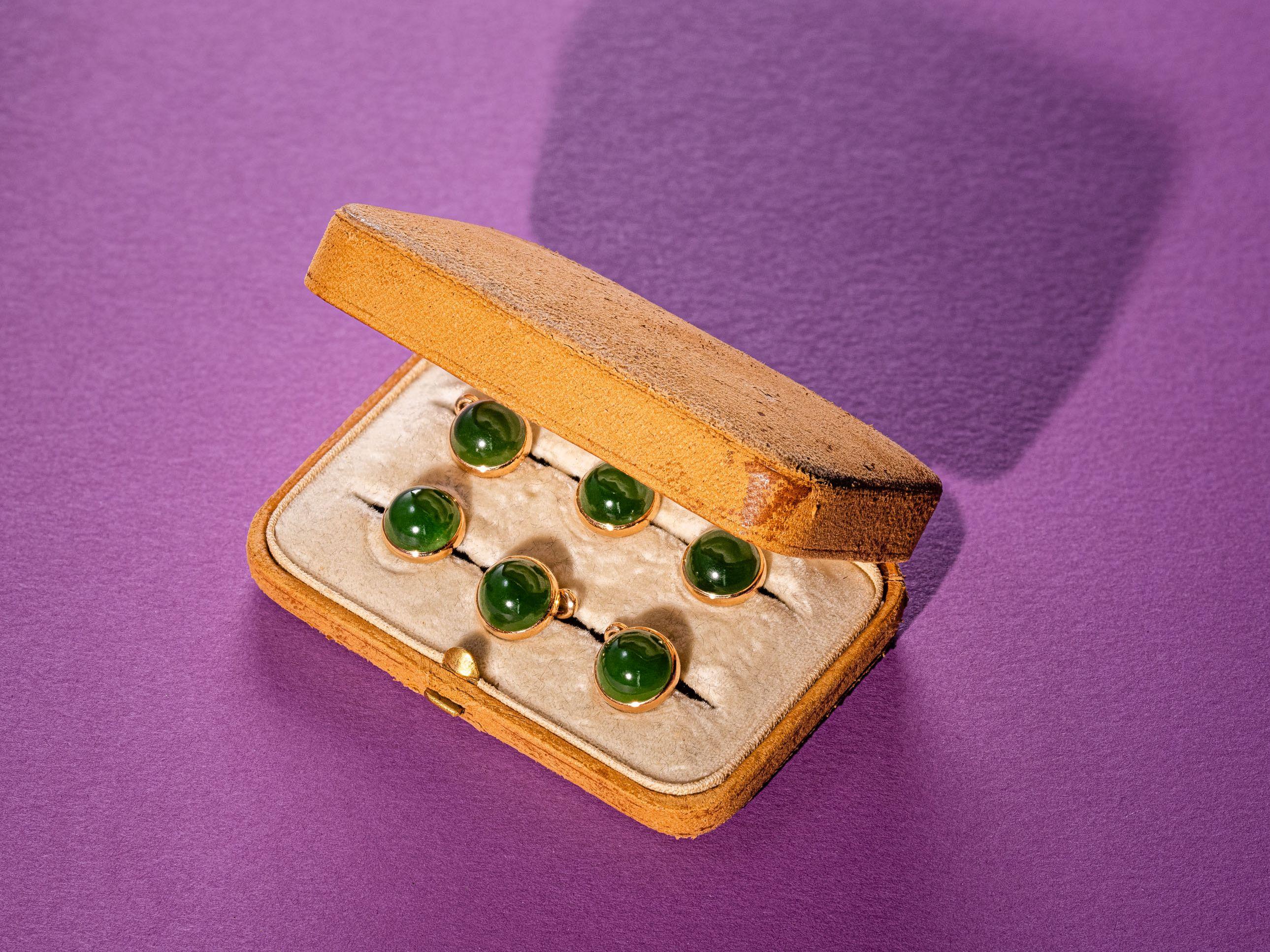 Set of 6 elegant dress buttons, made of gold and jade cabochons.
Early 20th Century.
Perfect for the distinguished gentleman, who likes to combine a green velvet dinnerjackett with these elegant jade buttons!
Tiffany Box going with it!
