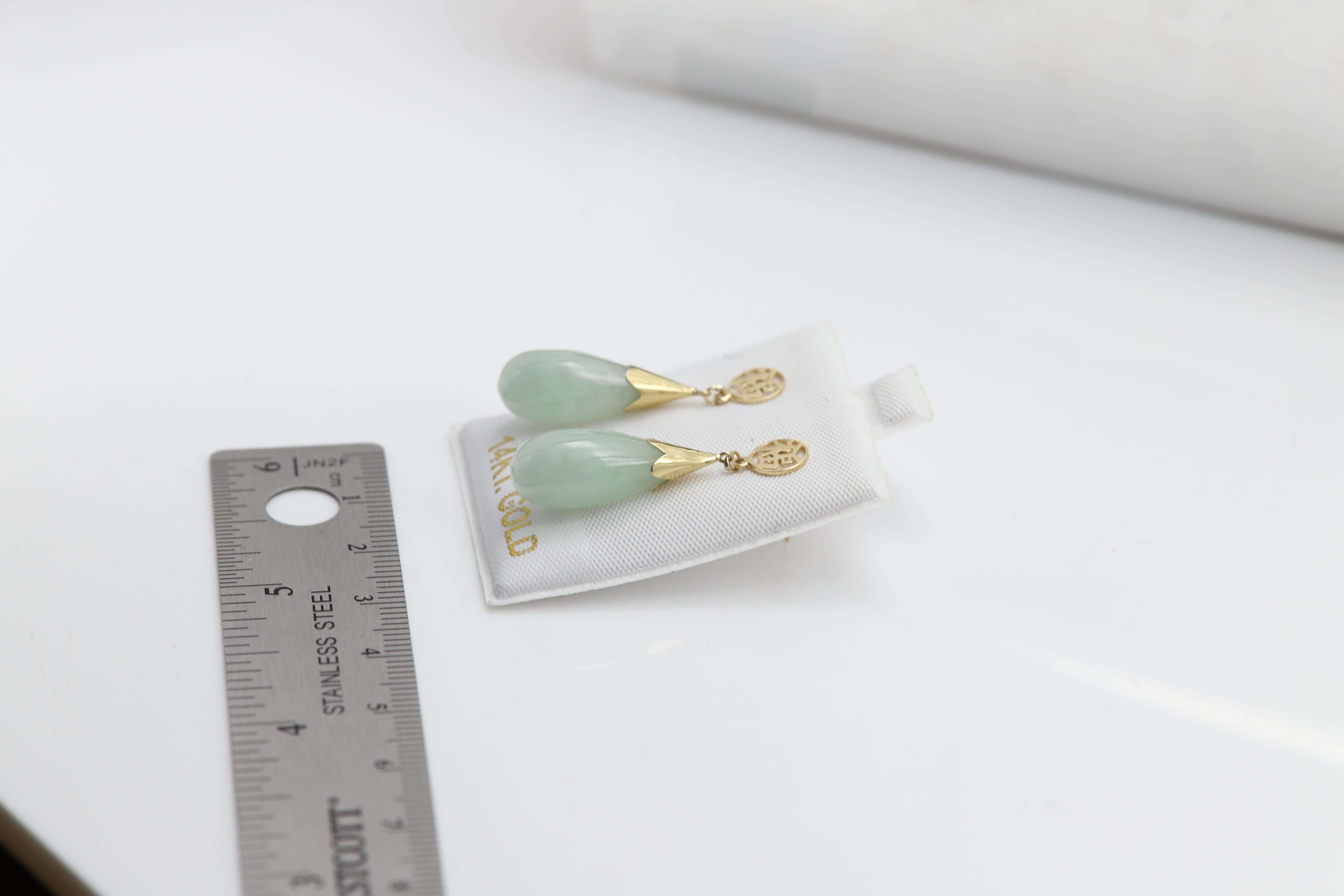 Gold Jade Earrings 14 Karat Yellow Gold Green dangle Jade Earring In New Condition For Sale In Brooklyn, NY