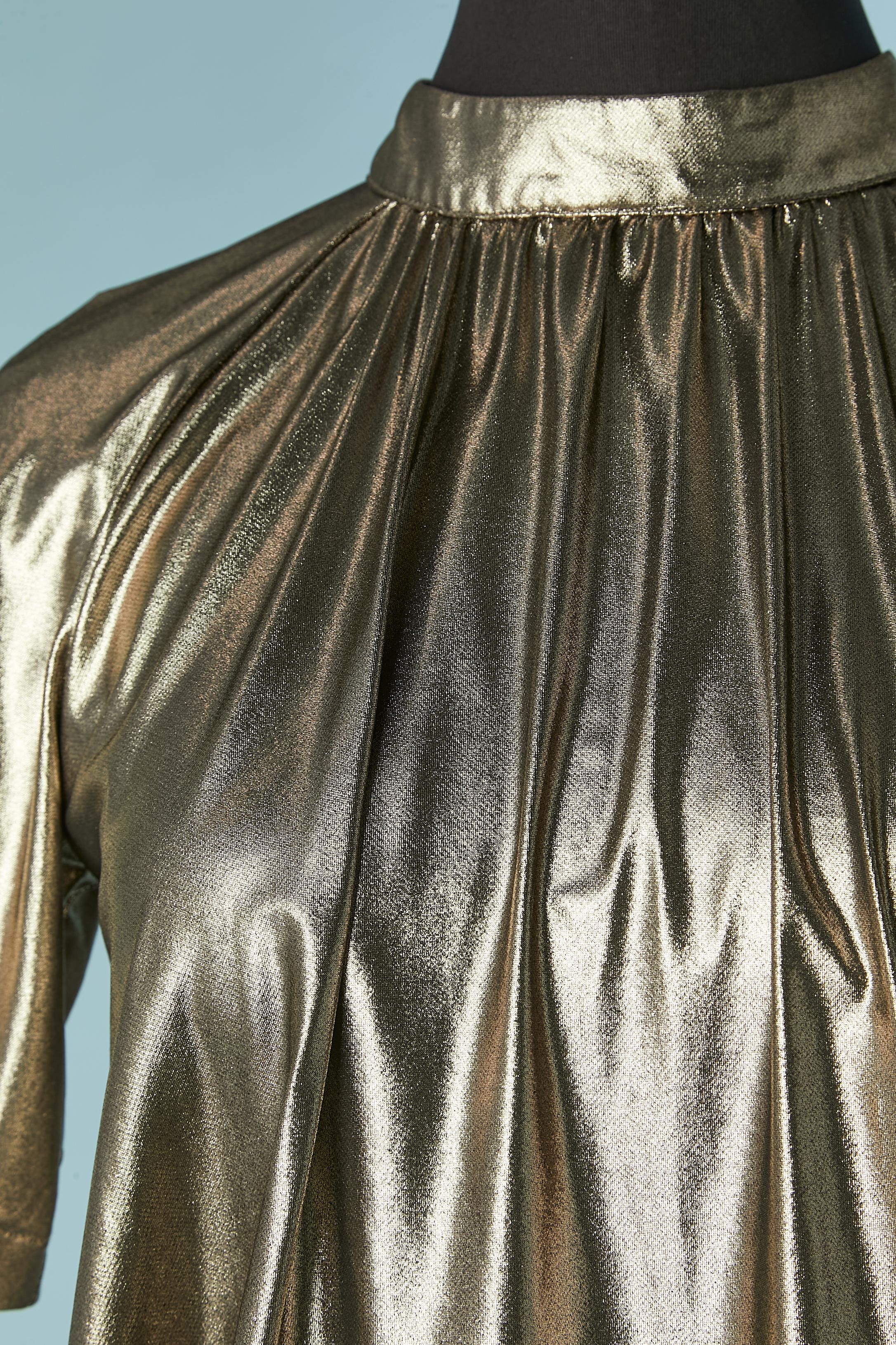 Mini robe de cocktail en jersey lamé or avec fermeture à 2 boutons au milieu du dos. Tissu principal : polyester 
Hologramme d'authenticité 
TAILLE M 