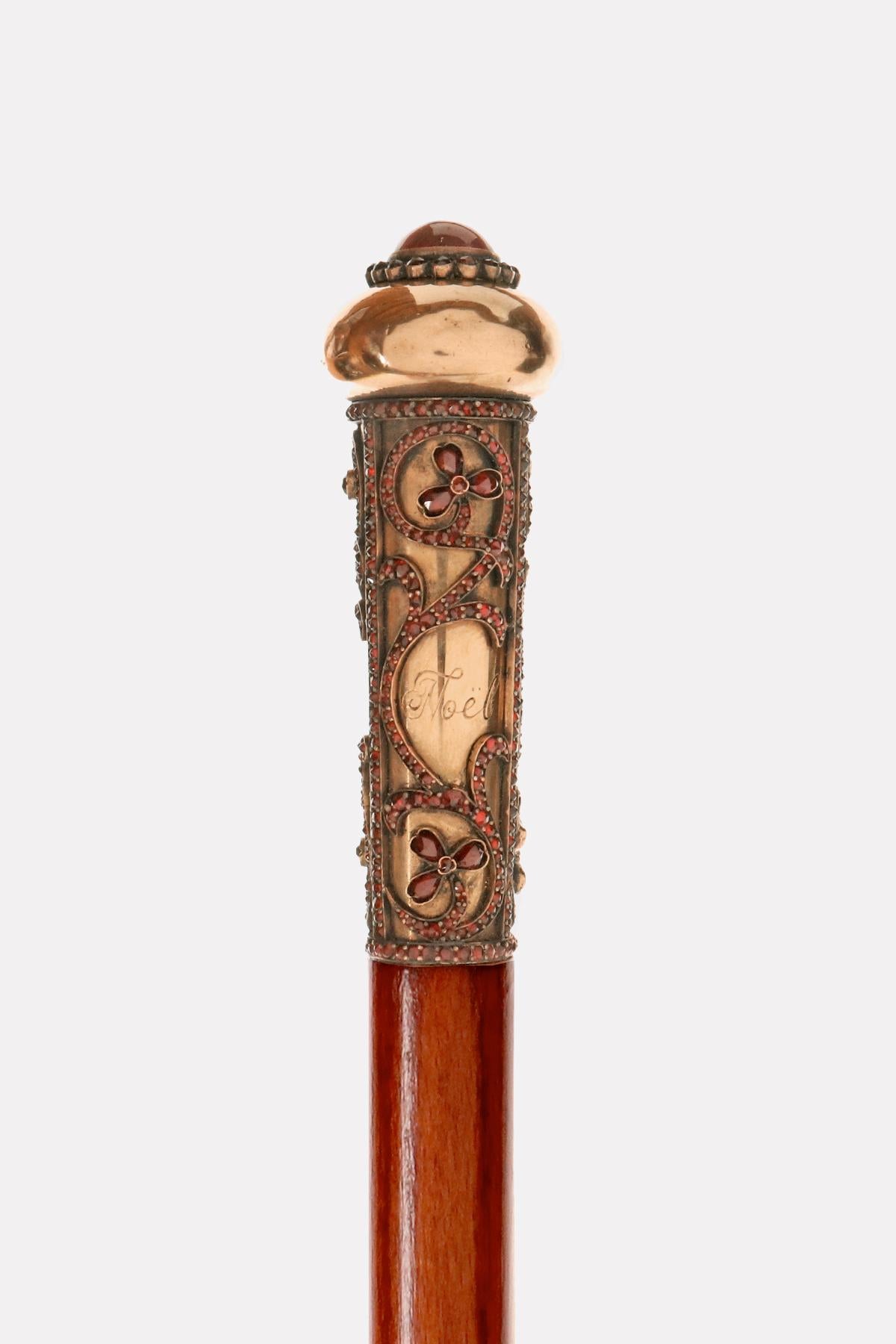 Bâton de marche en or avec pierre en grenat. Par Antoine Bricteux, France 1901. Bon état - En vente à Milan, IT